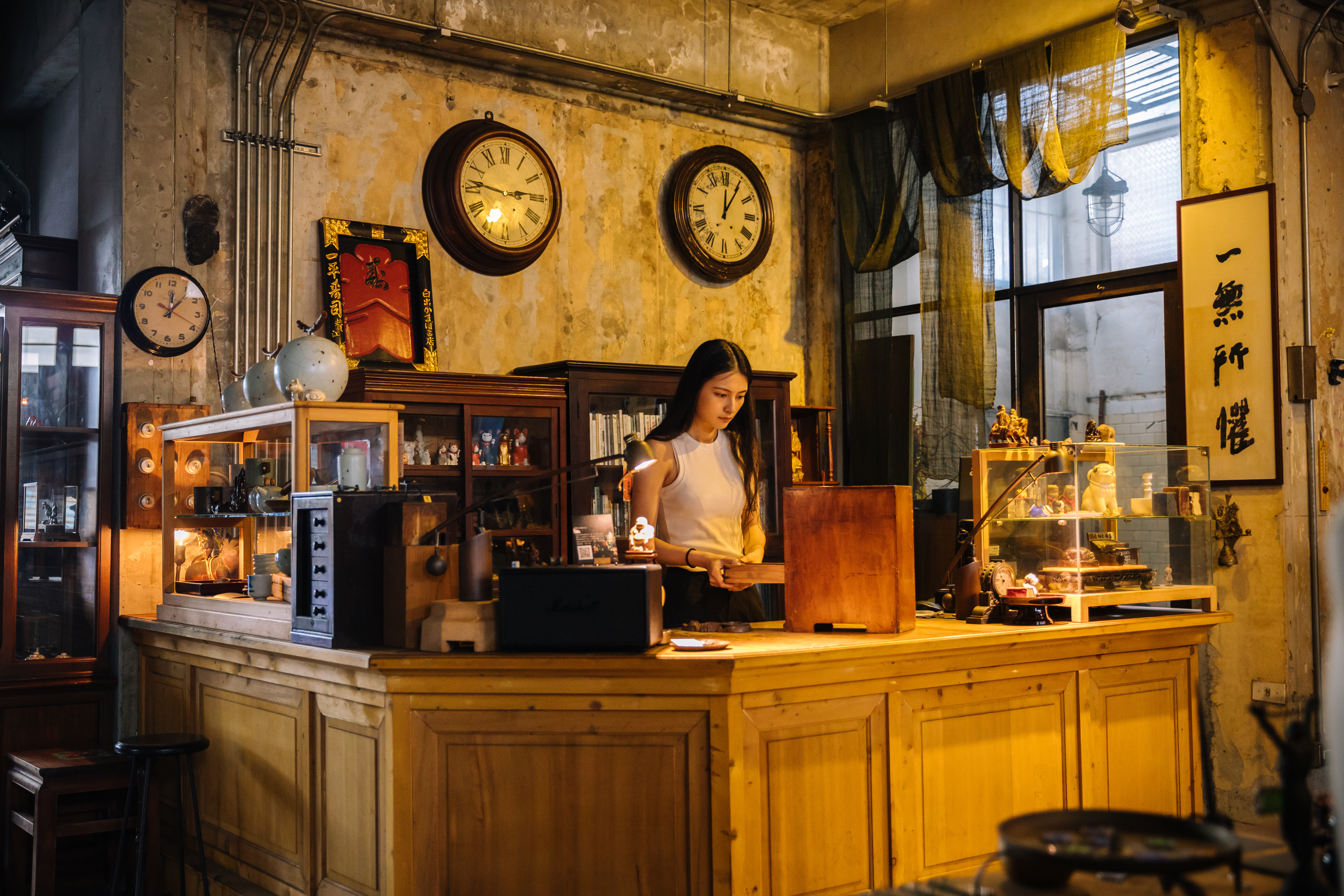 在古物店工作除了要有興趣熱忱，還需要有絕佳記憶力，記得各種老件的價錢及背景。