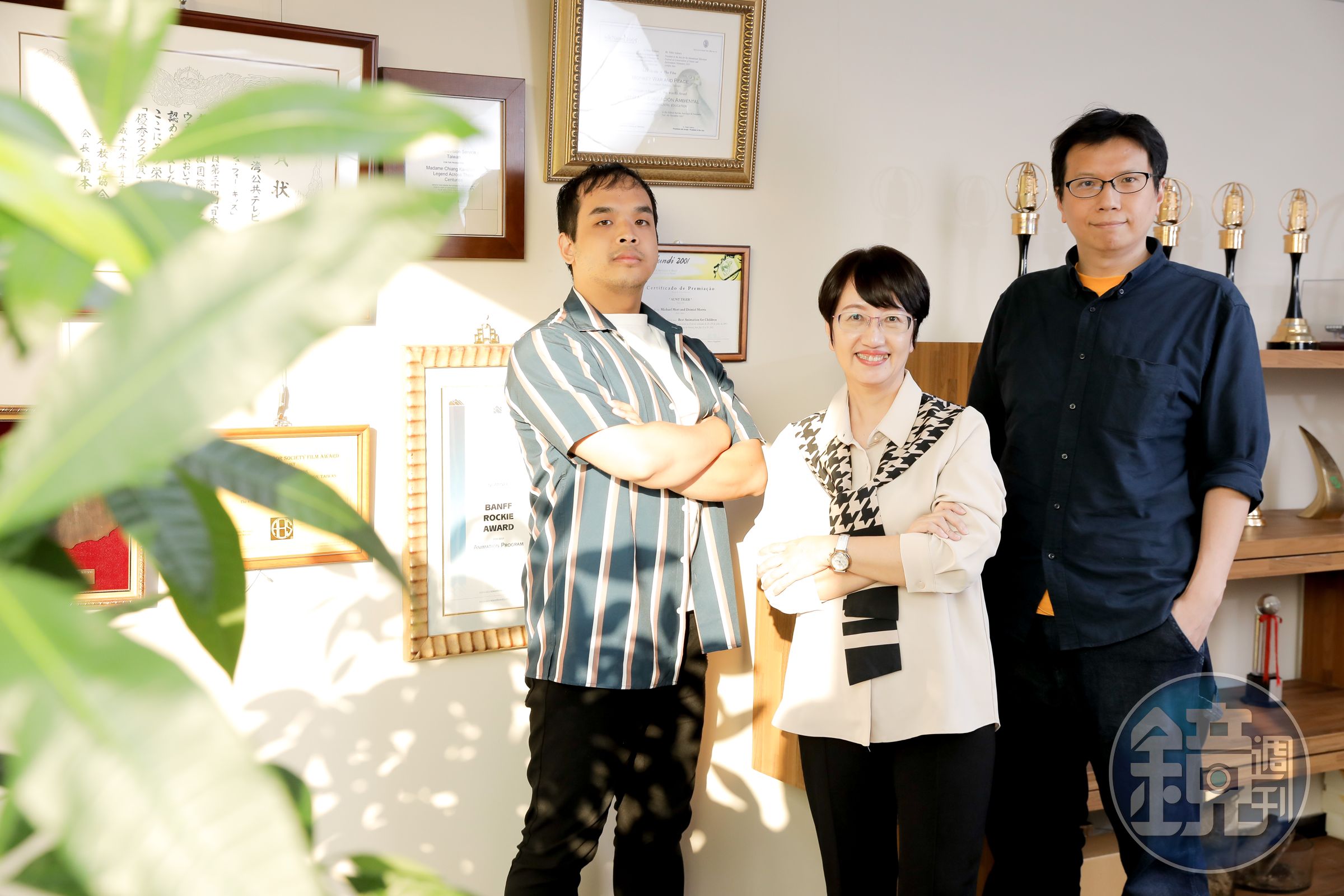 左起為探索旅程專案總監吳孟樺、公視副總經理謝玒玲、小倉電子董事長鄭傑中。
