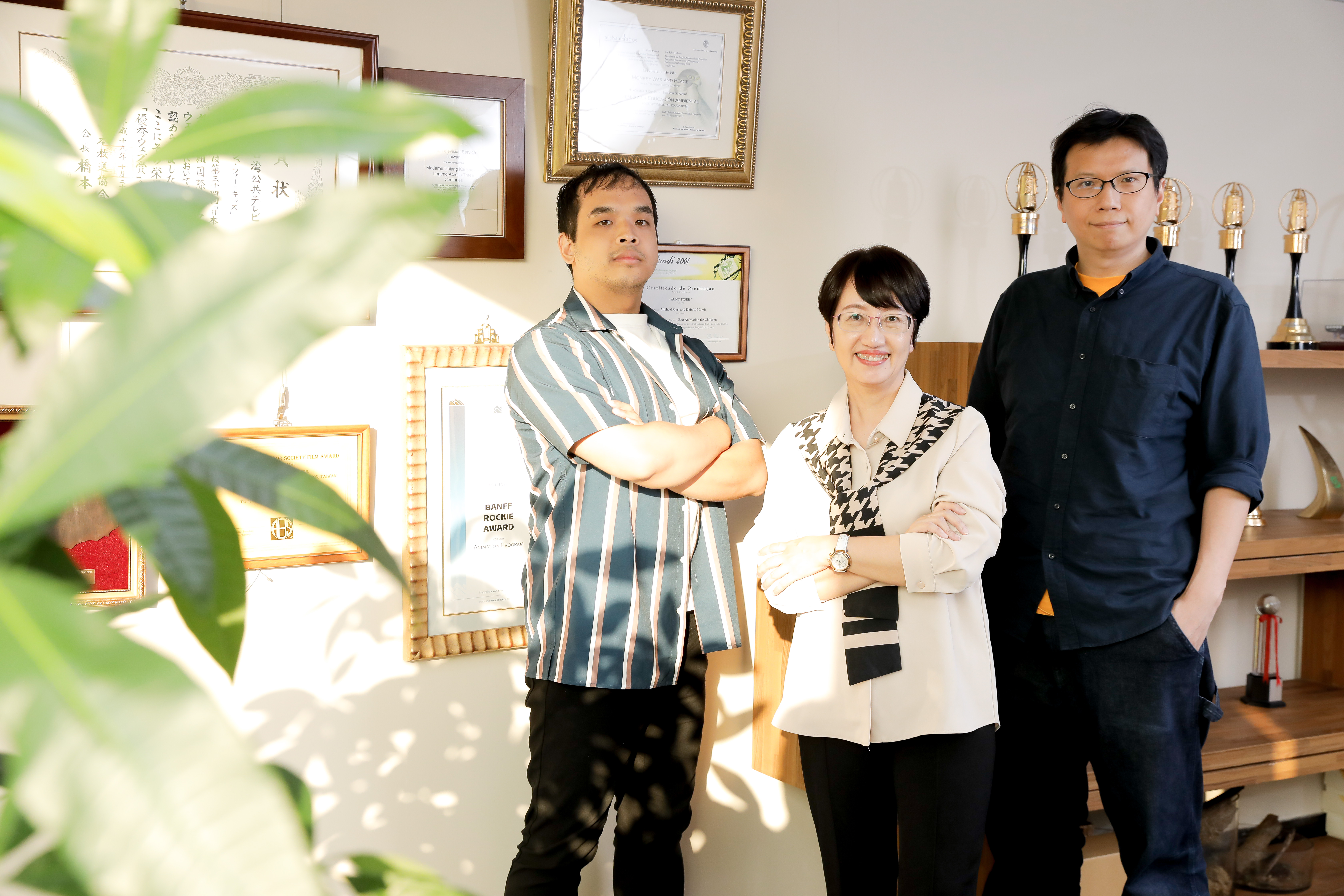 左起為探索旅程專案總監吳孟樺、公視副總經理謝玒玲、小倉電子董事長鄭傑中。