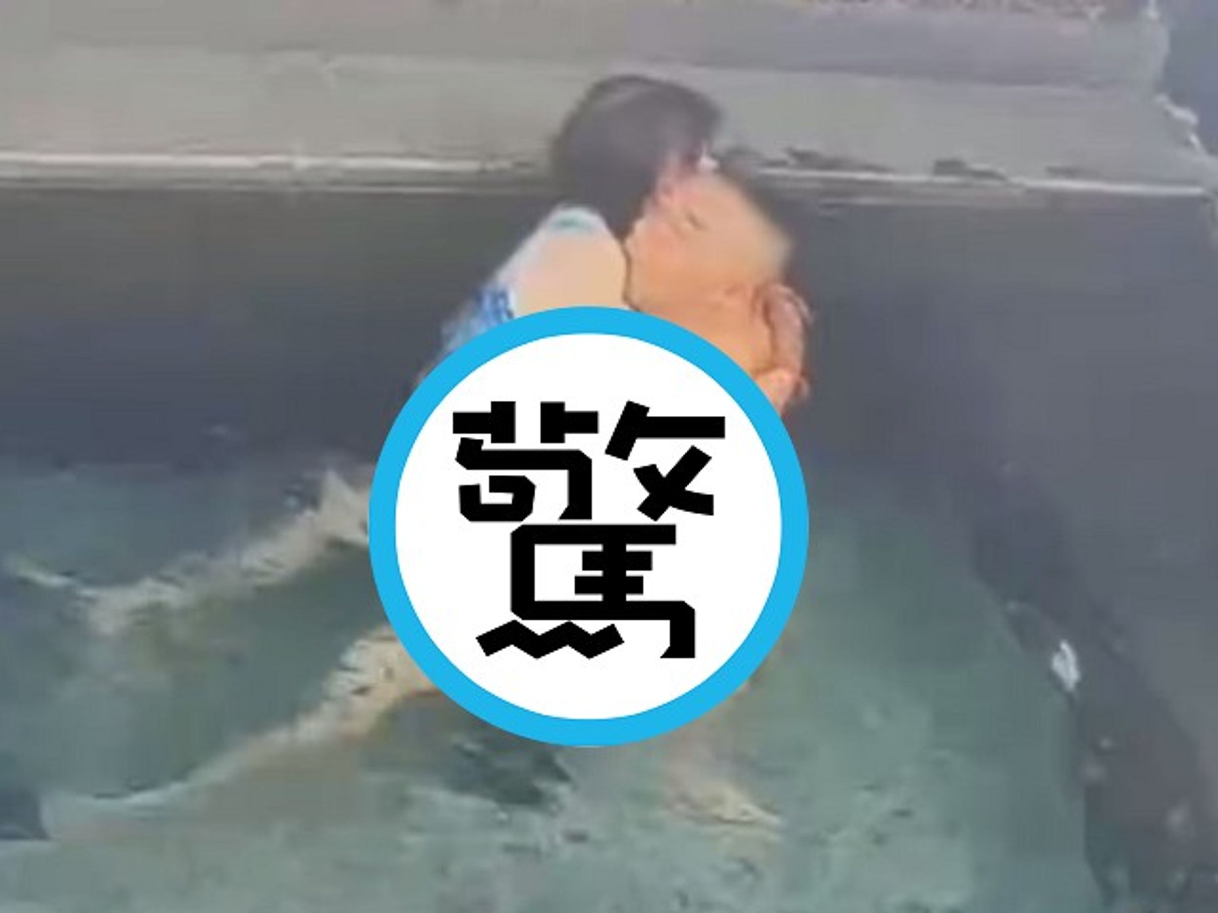 大媽大叔泡魚塭享魚水之歡，疑「炮火瓦力太強大」魚兒死一堆。（翻自《黑料網》）