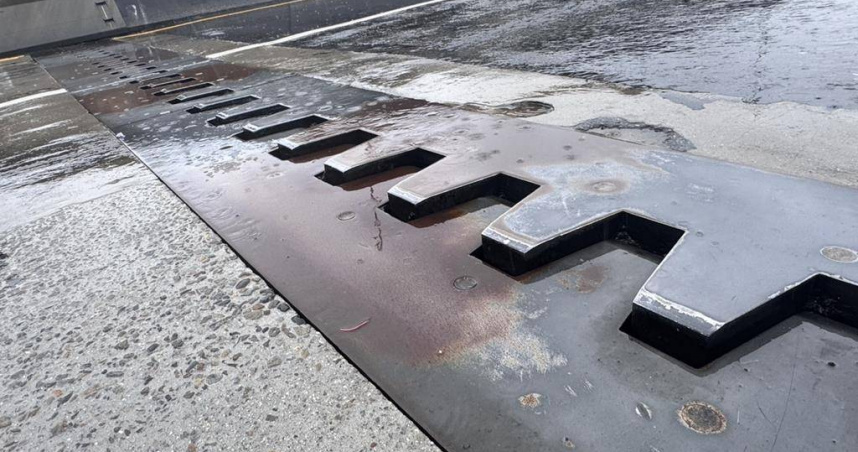 新北市養工處初步研判，下陷原因可能是反覆載重導致鋼筋損壞。（新北市工務局提供）