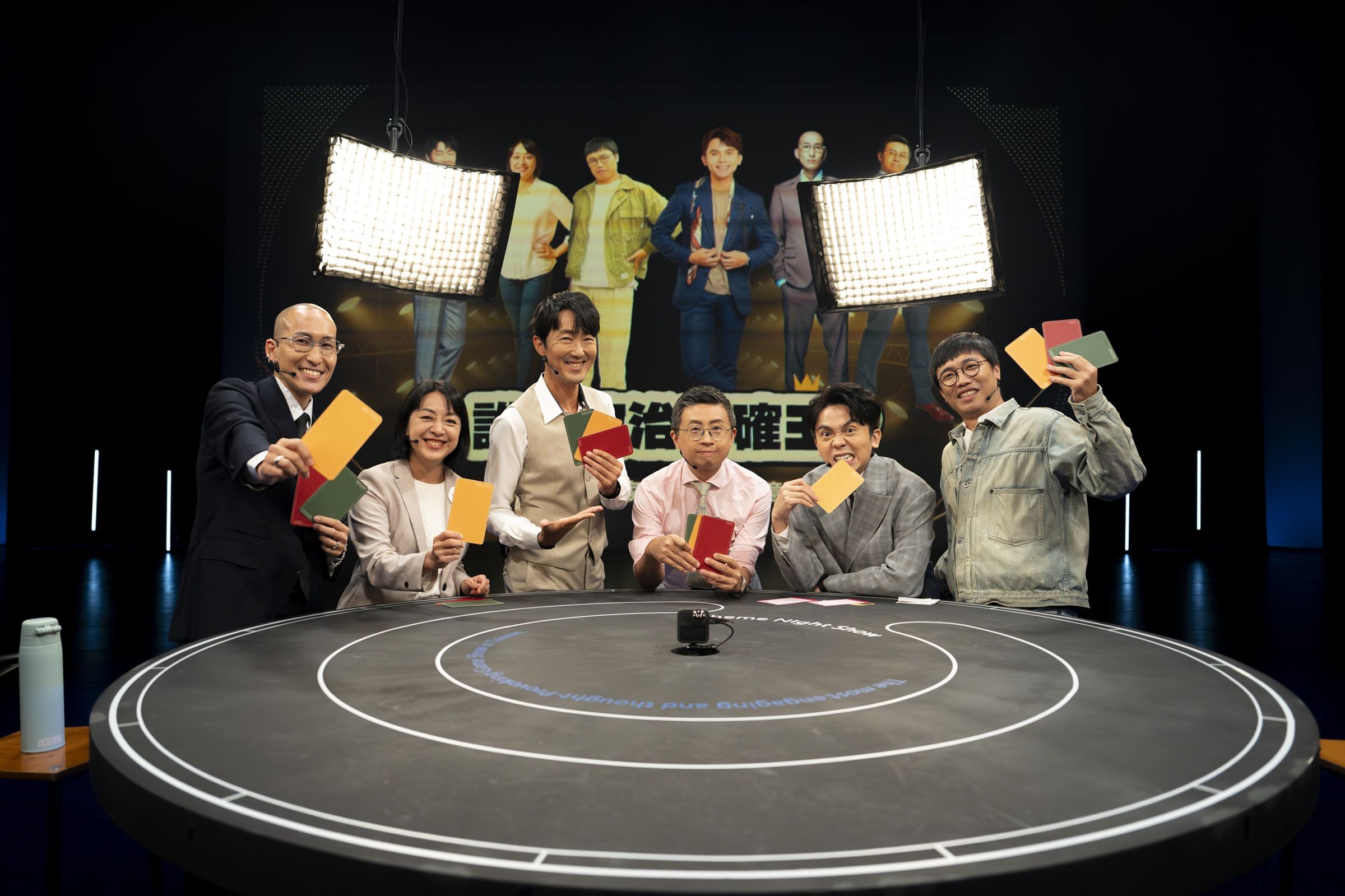 本週五《公視主題之夜SHOW》主題論壇由黃豪平（右二）主持，邀請劉珞亦（左起）、王婉諭、馬大元、呱吉與李毅誠共同討論兒少表意權。（公視提供）