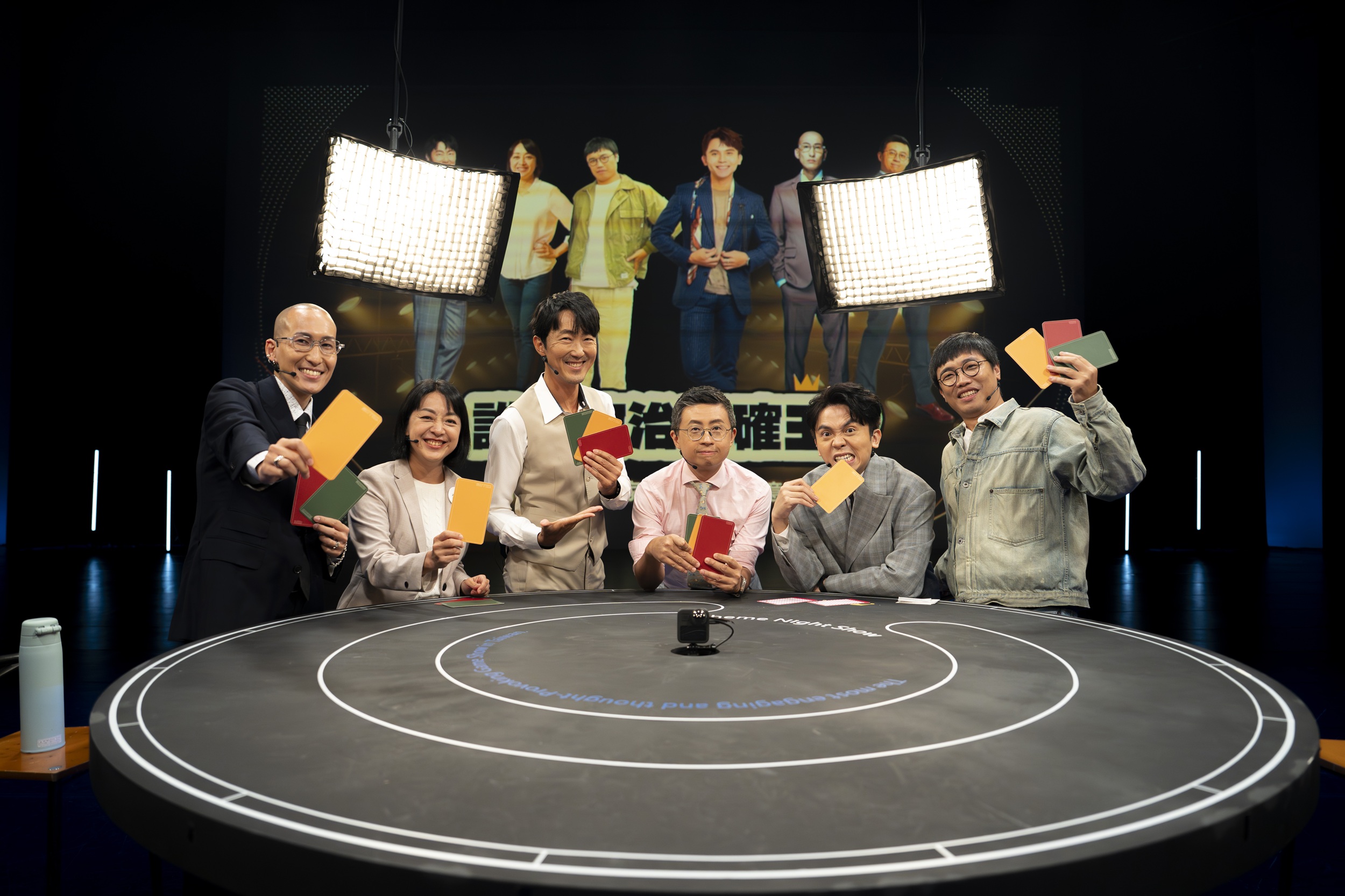 本週五《公視主題之夜SHOW》主題論壇由黃豪平（右二）主持，邀請劉珞亦（左起）、王婉諭、馬大元、呱吉與李毅誠共同討論兒少表意權。（公視提供）