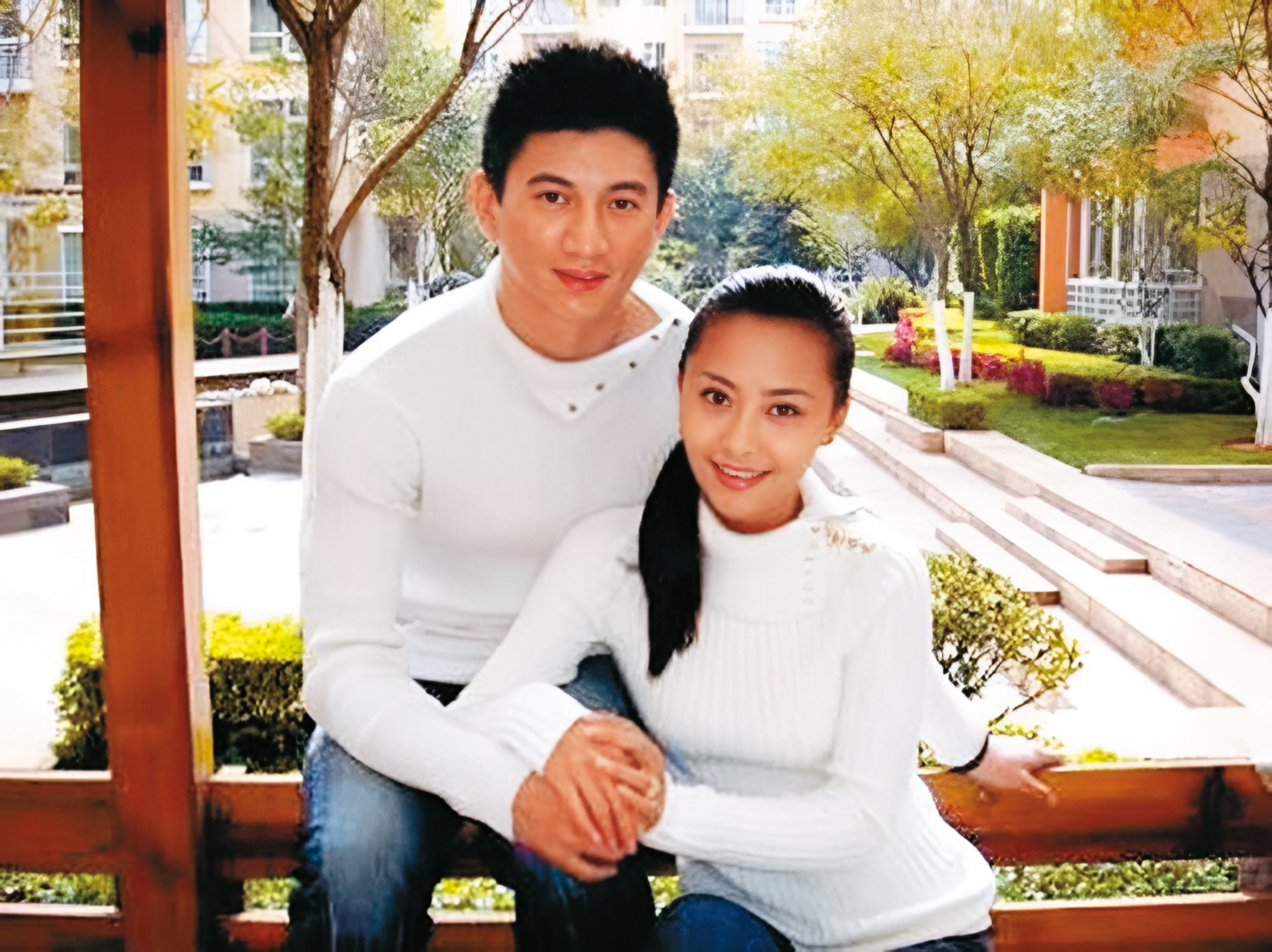 當初吳奇隆（左）與馬雅舒（右）在雲南家中合照，最後不歡而散。離異後，外界對男方的評價比女方高出許多。（翻攝自吳奇隆部落格）