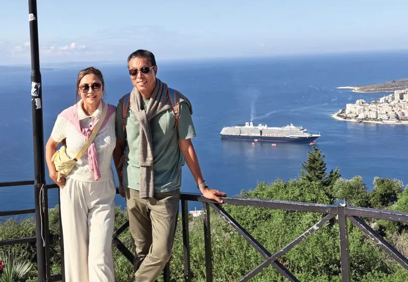 田臨斌（右）45歲退休後，選擇以被動投資參與市場，不讓股價起伏影響生活。（翻攝自老黑看世界臉書）