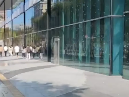 今日午間台北大巨蛋靠近光復南路一側出現多處漏水，水流猶如瀑布。（曾獻瑩服務處提供）