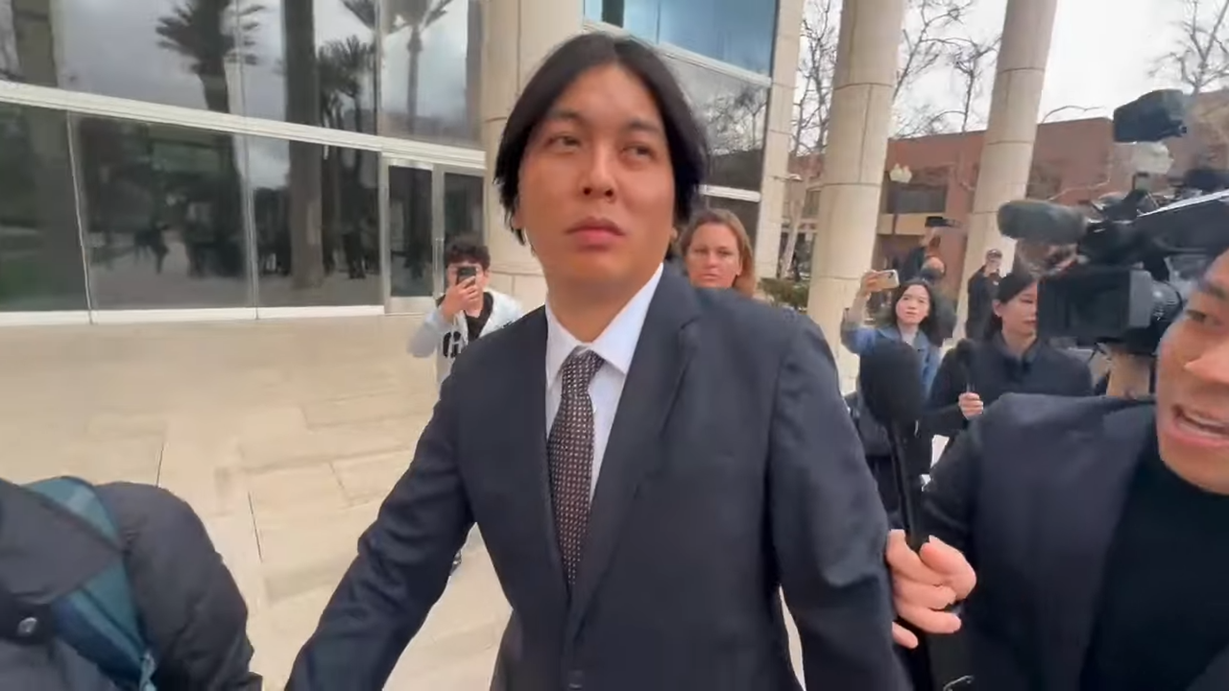 水原一平今在洛杉磯出庭聆聽宣判,引來許多媒體跟拍。(翻攝自YouTube FOX 11 Los Angeles)