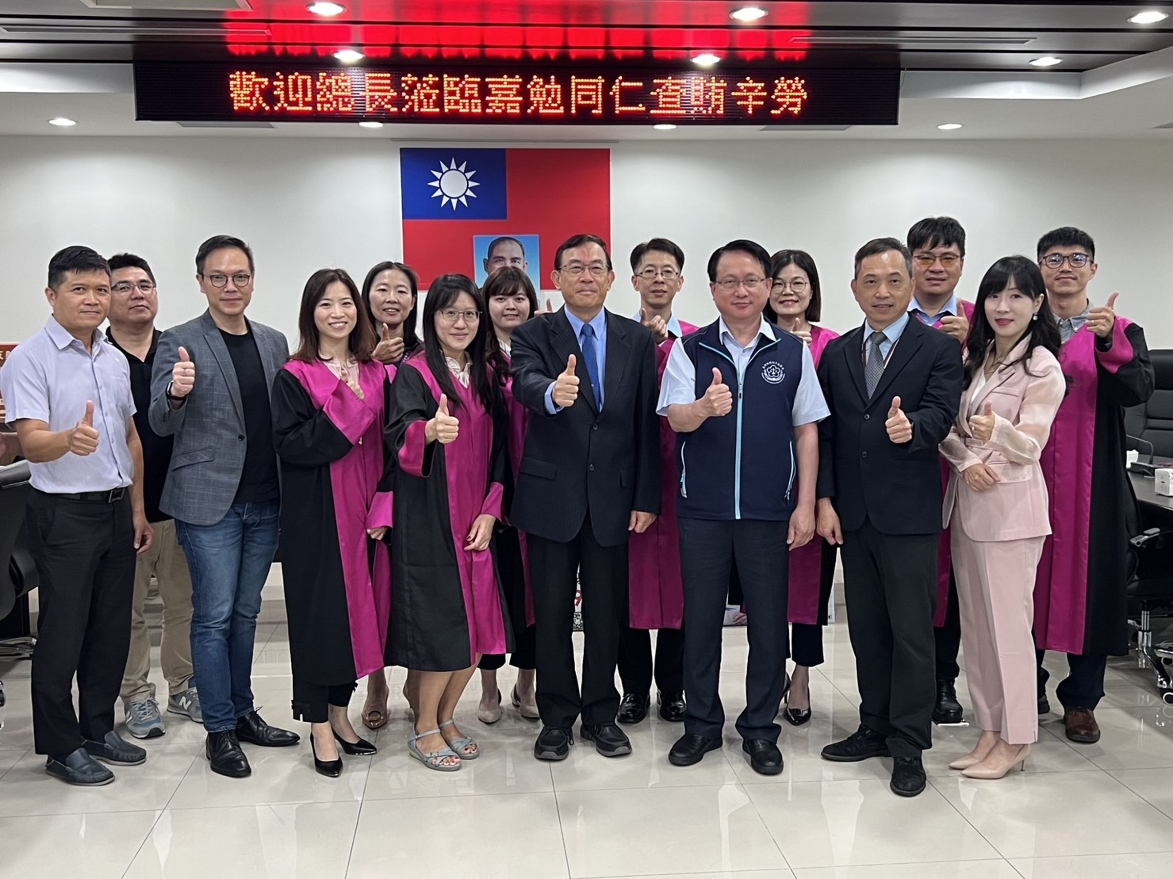 檢察總長邢泰釗今專程赴橋頭地檢署嘉勉專案小組，他呼籲天下沒有白吃的午餐，境外勢力正以前所未有的利益與方式，意圖影響國人，國人應避免接受敵對勢力指示、委託或資助，以免觸法。