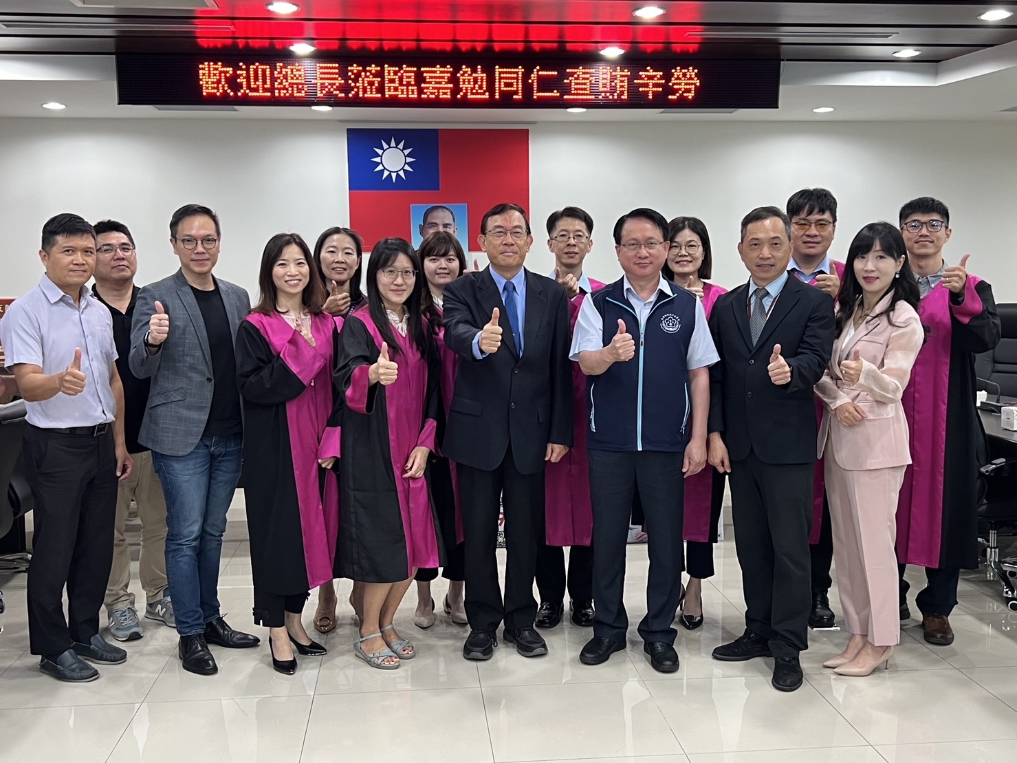 檢察總長邢泰釗今專程赴橋頭地檢署嘉勉專案小組，他呼籲天下沒有白吃的午餐，境外勢力正以前所未有的利益與方式，意圖影響國人，國人應避免接受敵對勢力指示、委託或資助，以免觸法。