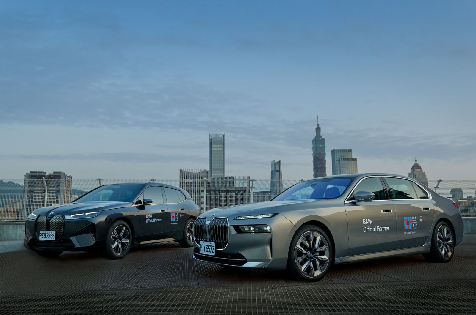 展覽期間，BMW為尊榮車主與博覽會貴賓量身打造專屬體驗，提供 BMW 豪華旗艦車款接駁服務，於展館與指定地點間往返，打造無縫且舒適的觀展動線，打造尊榮專屬的藝術之旅