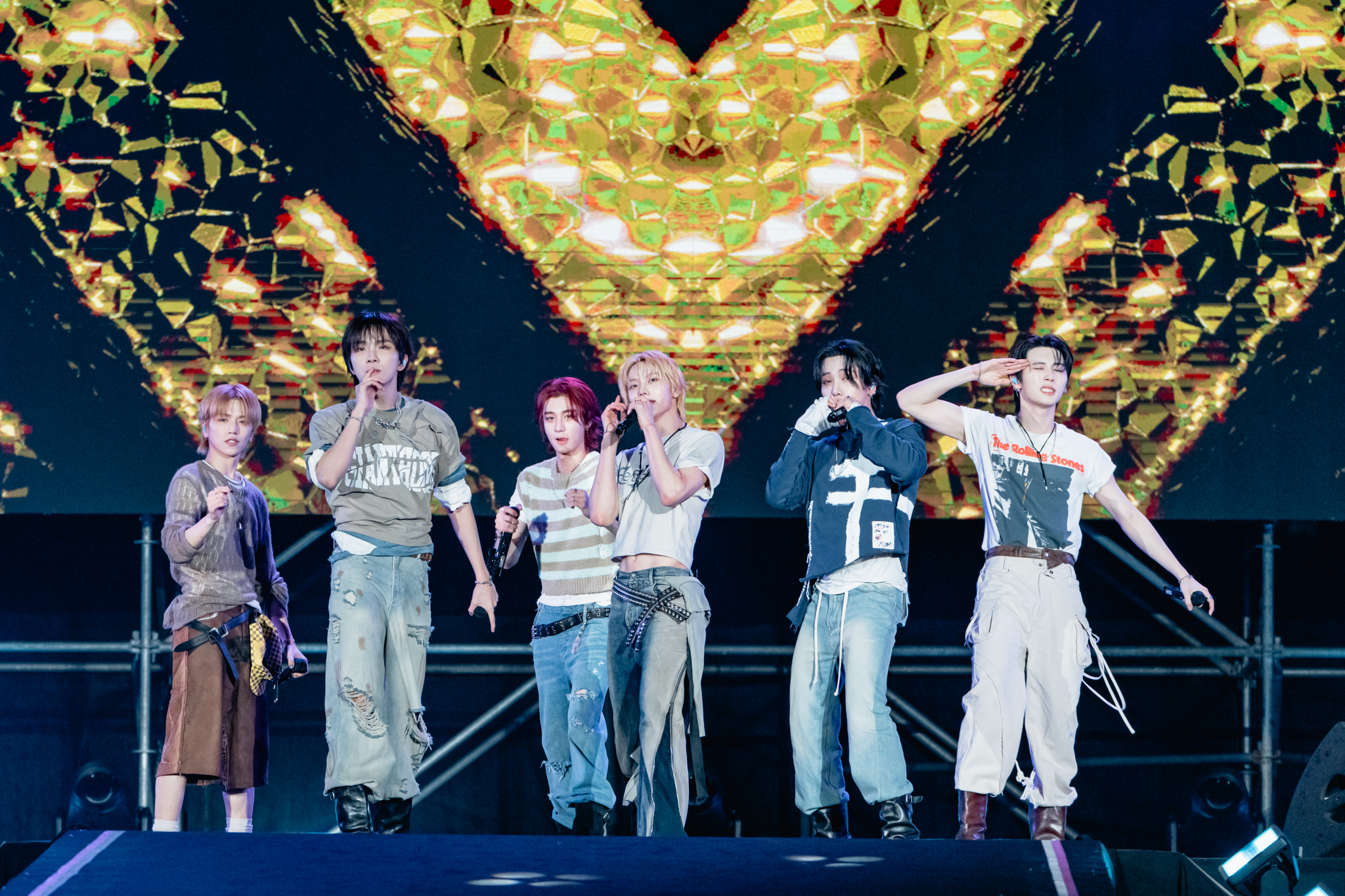 BOYNEXTDOOR 壓軸登上 2026 高雄櫻花季舞台，6 位成員帶來近一小時演出。（讀者提供）
