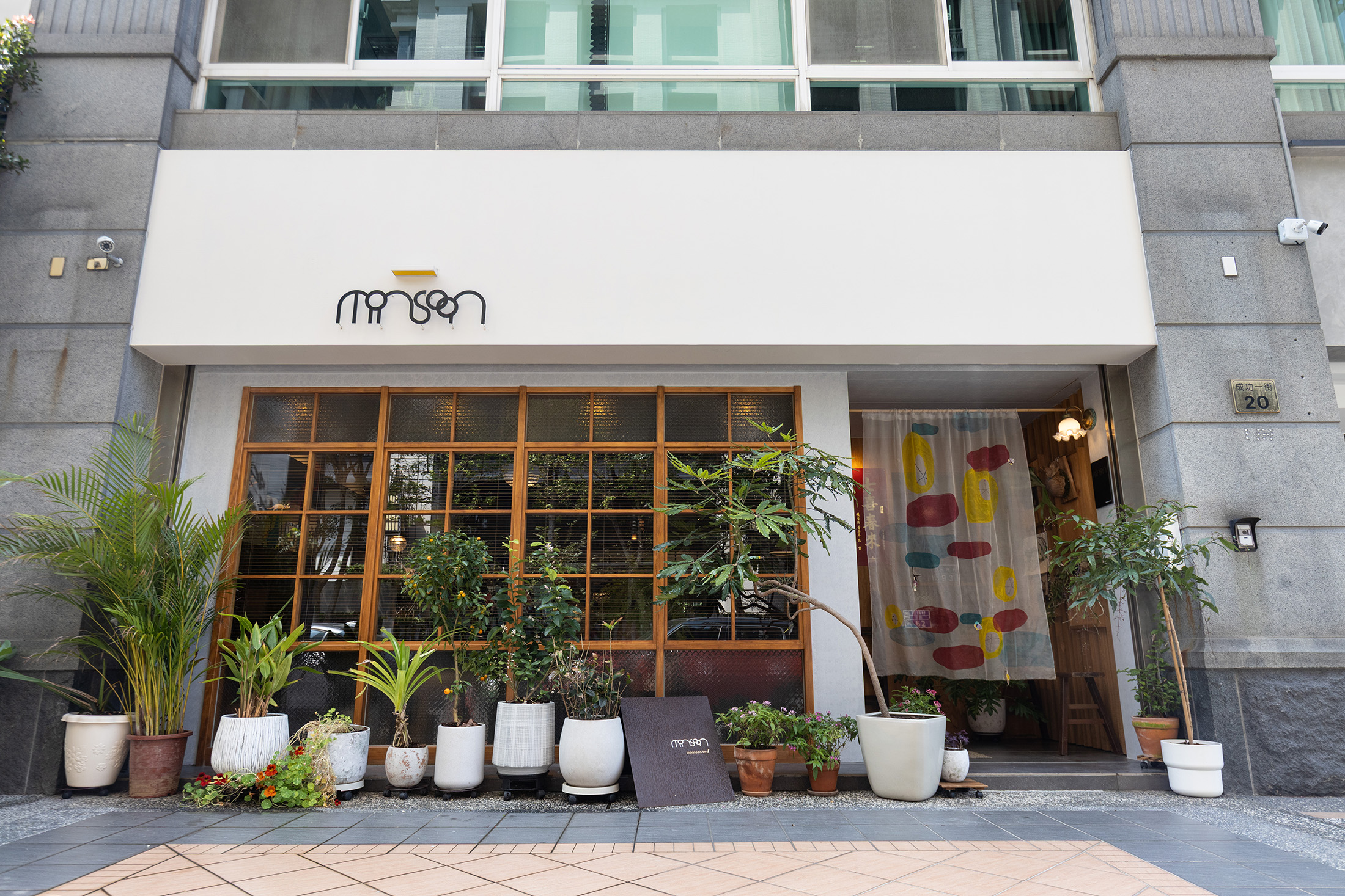 「monsoon」餐廳位於竹北高鐵特區旁。