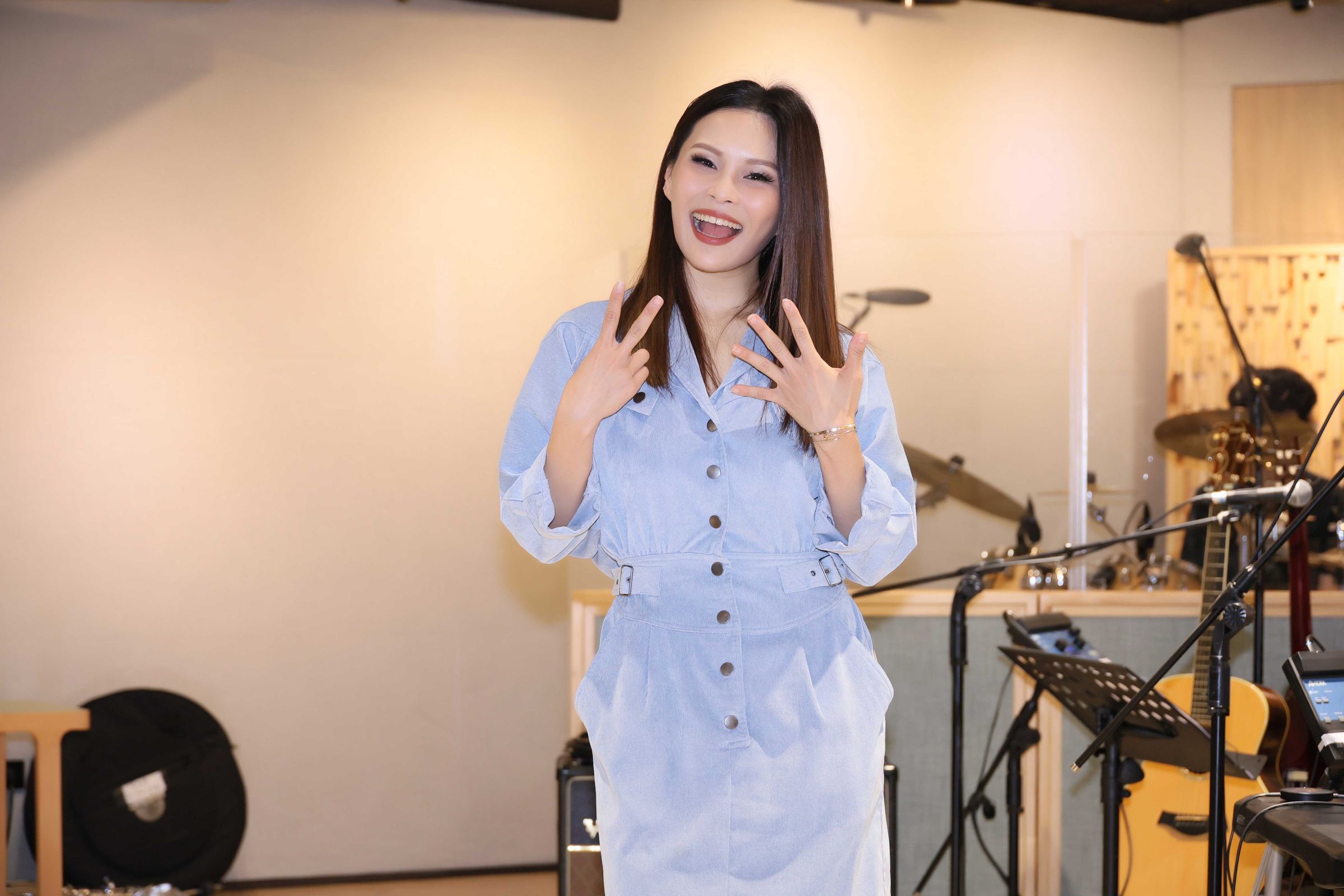 單身超過10年的周蕙,指擇偶條件要耐震、耐用。(寬宏藝術提供)