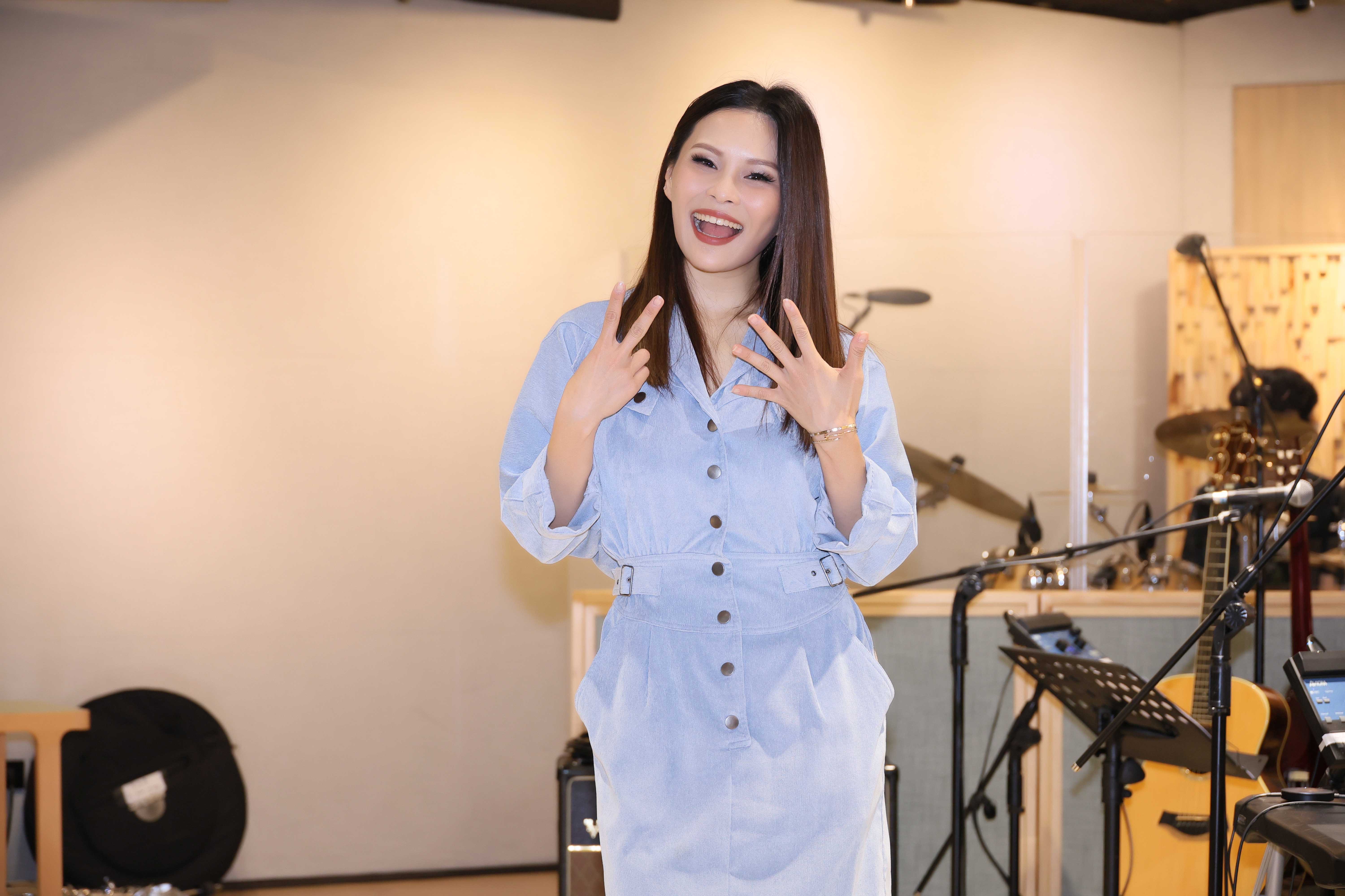 單身超過10年的周蕙,指擇偶條件要耐震、耐用。(寬宏藝術提供)