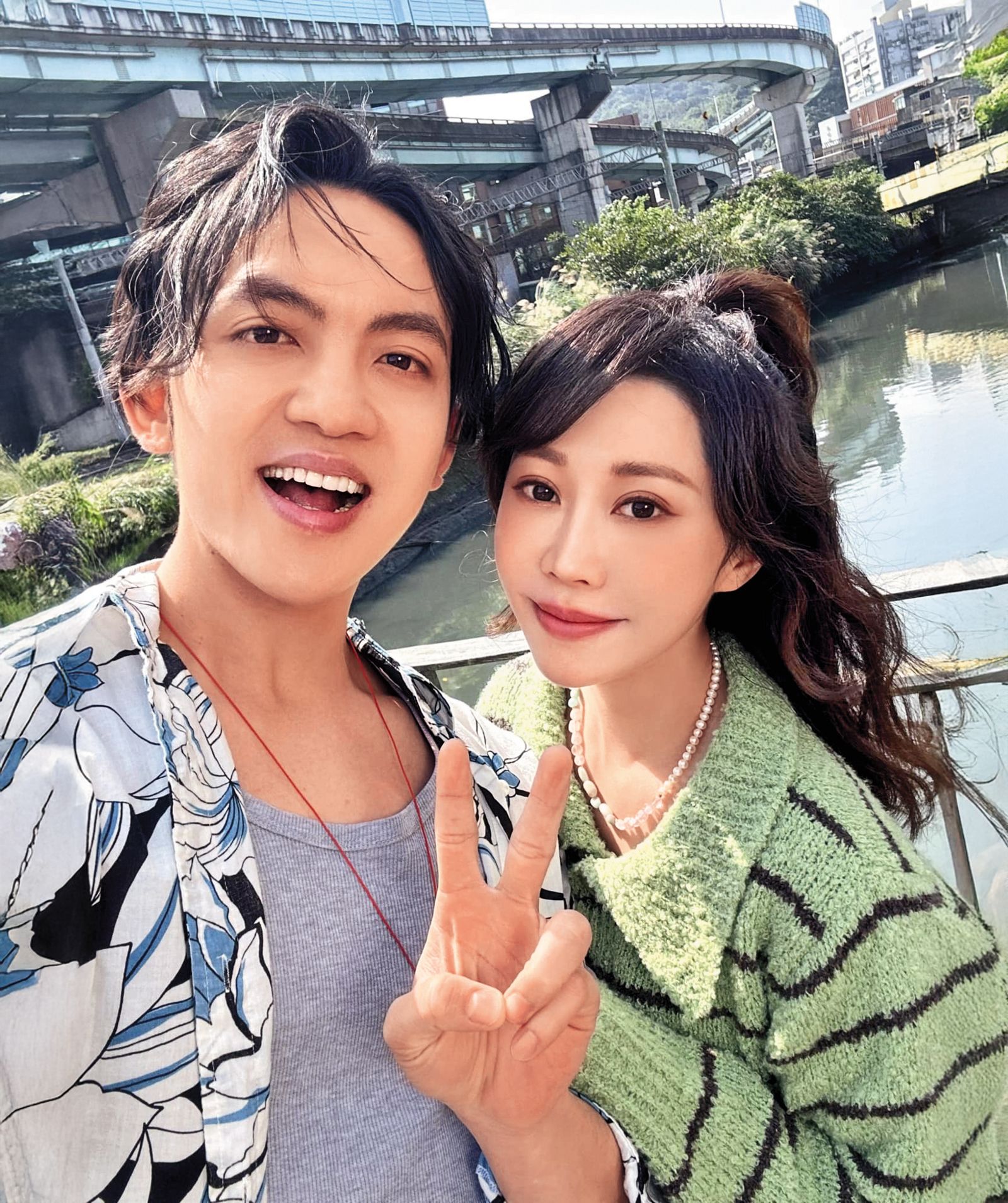 郭忠祐（左）2年前拍新歌的MV，不避嫌找好友黃露瑤（右）入鏡演出。（翻攝自郭忠祐臉書）