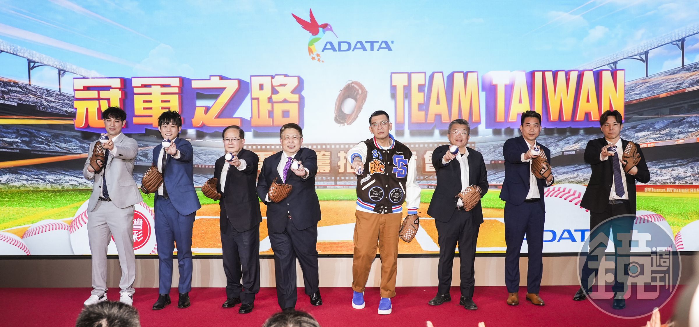 威剛科技董事長陳立白（左4）決定投資拍攝電影《冠軍之路Team Taiwan》，17日舉辦啟動記者會宣布好消息。