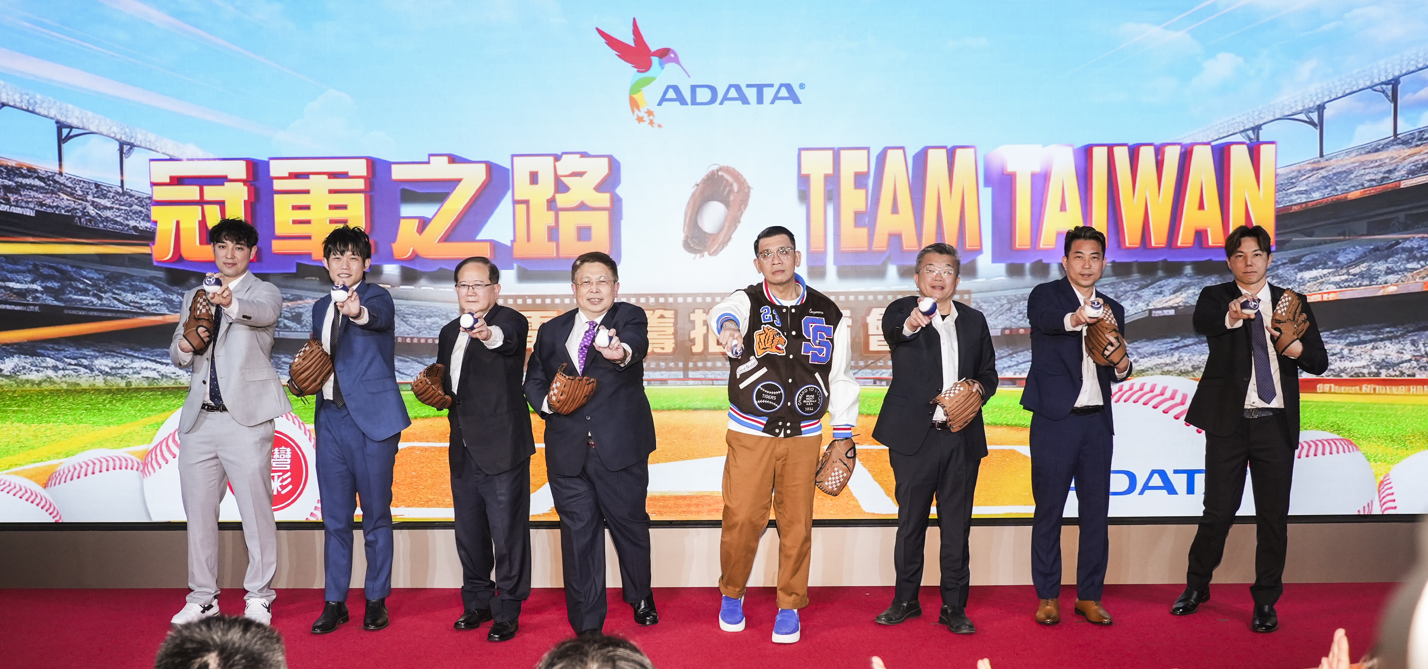 威剛科技董事長陳立白（左4）決定投資拍攝電影《冠軍之路Team Taiwan》，17日舉辦啟動記者會宣布好消息。