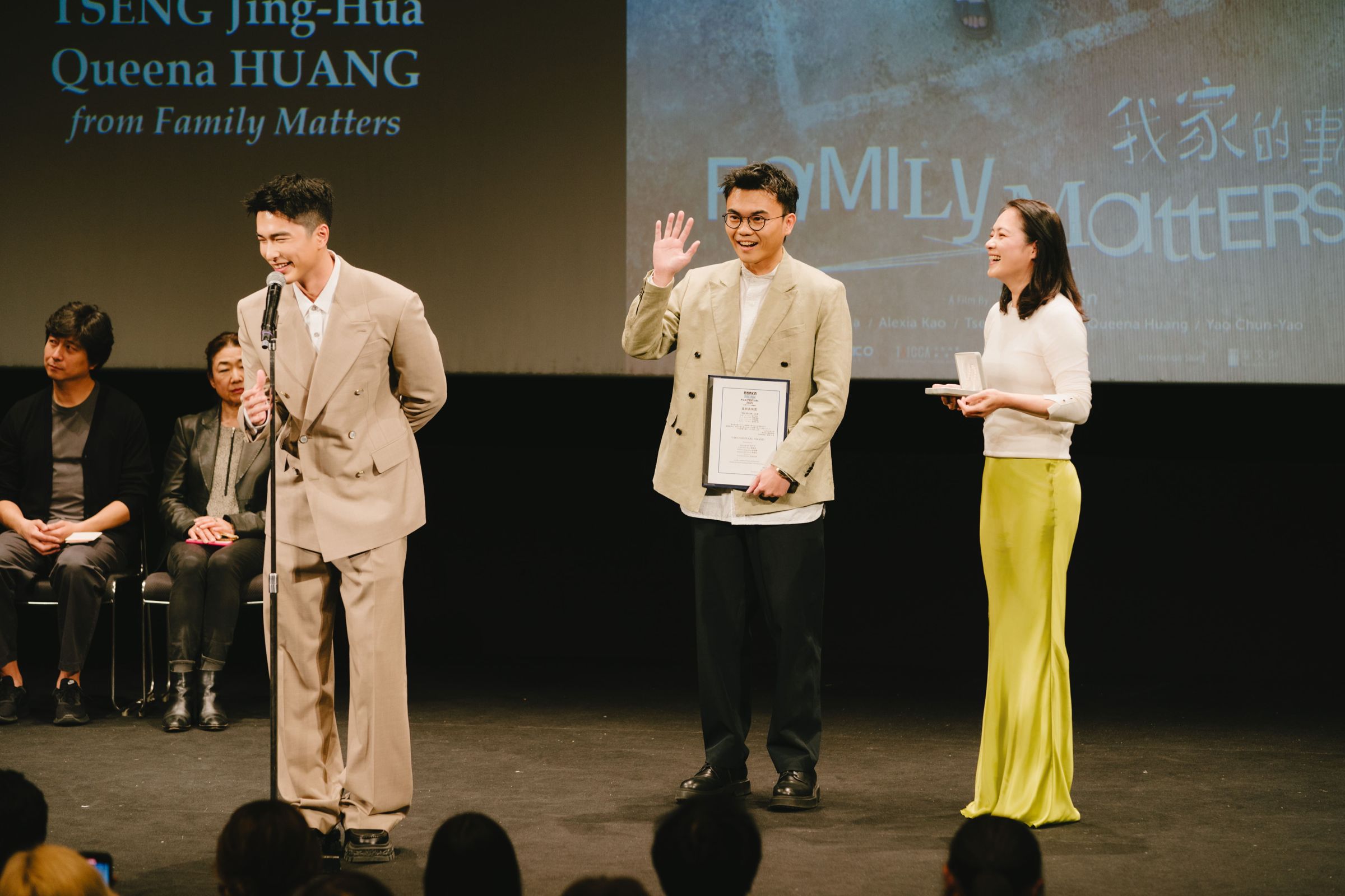 曾敬驊(左起)、導演潘客印、高伊玲在大阪亞洲影展領取「藥師真珠獎」。(牽猴子提供)
