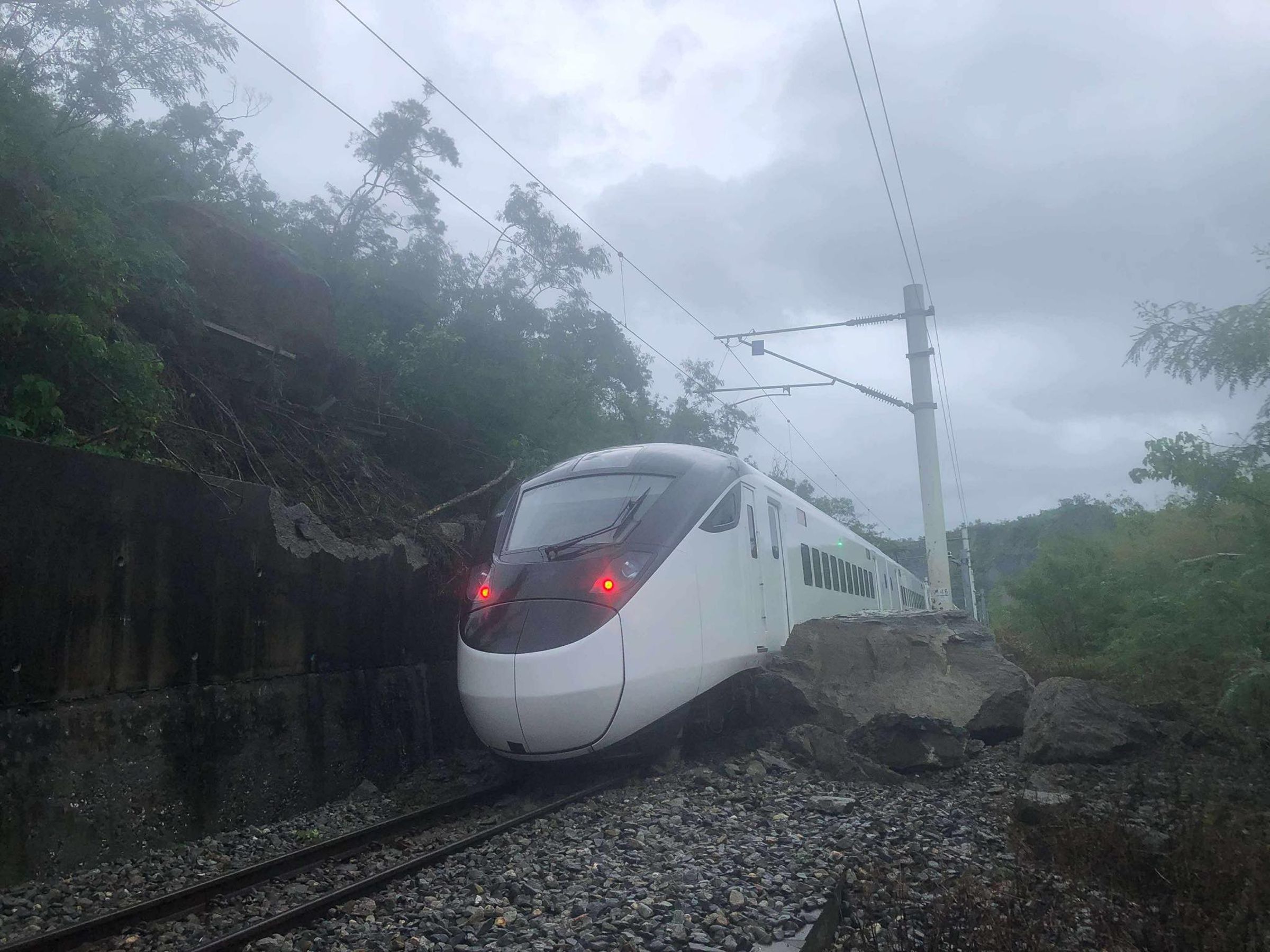 台鐵423次新自強號行經台東山里=鹿野間路段時,列車撞擊到落石。(翻攝自三鐵事故通報平台臉書粉專)