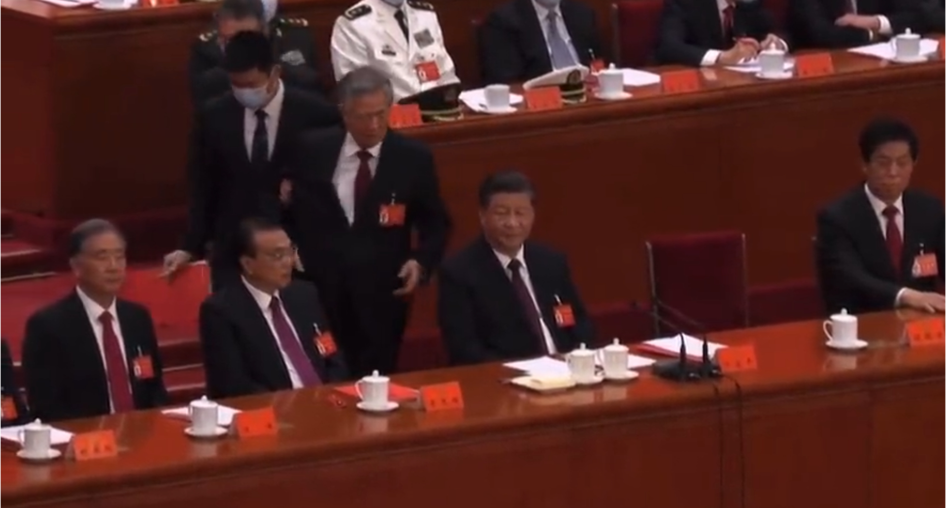 2022年中共二十大上。胡錦濤「被攙扶離場」,還曾回頭看了一眼習近平,引發各種解讀。(翻攝畫面)