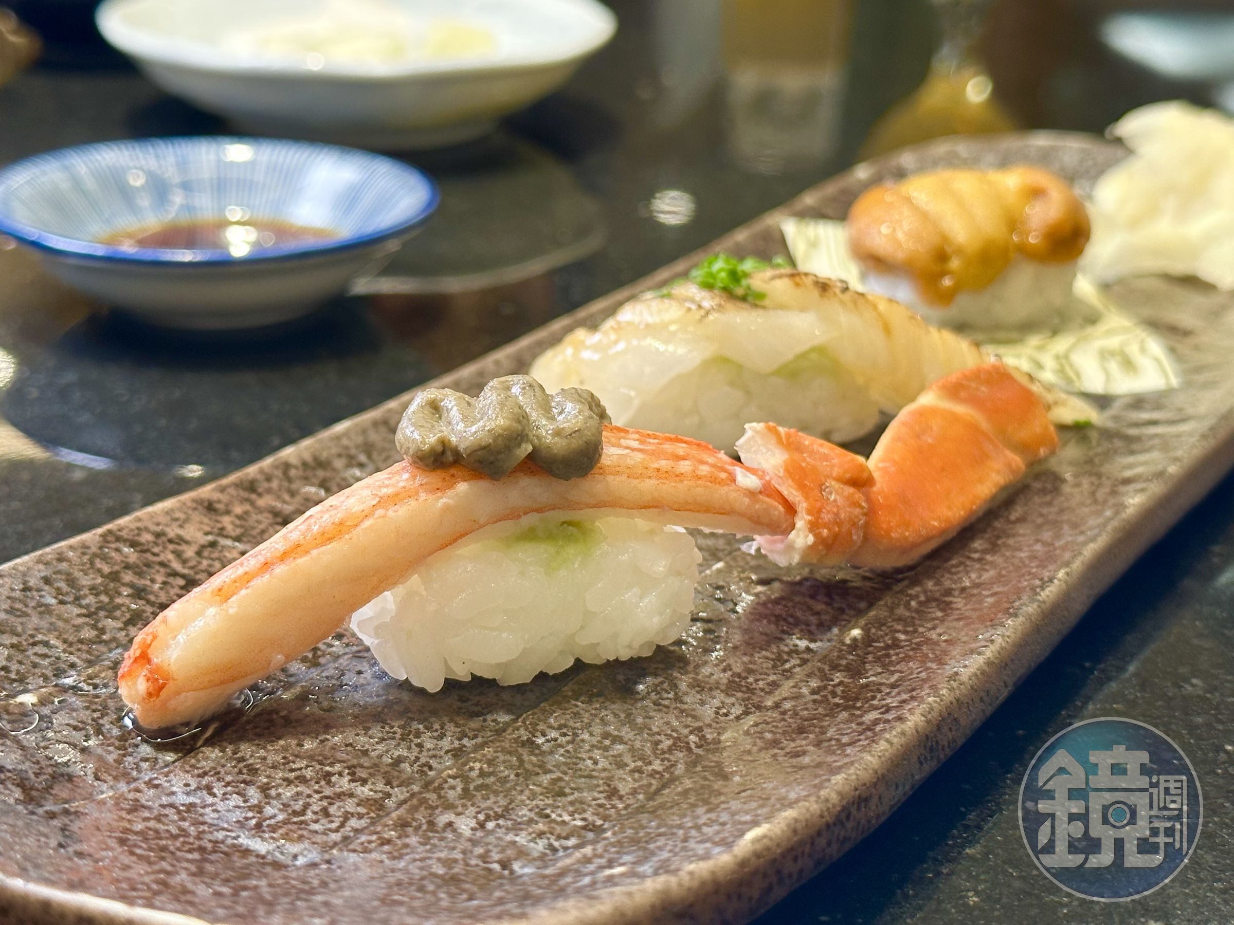 「握壽司」的海鮮料有松葉蟹腳、比目魚鰭邊肉和馬糞海膽,每一口都有鮮濃海味。