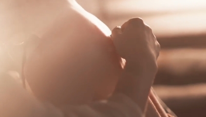 《逐玉》上演「裸背刮痧」保命。（翻攝自微博）