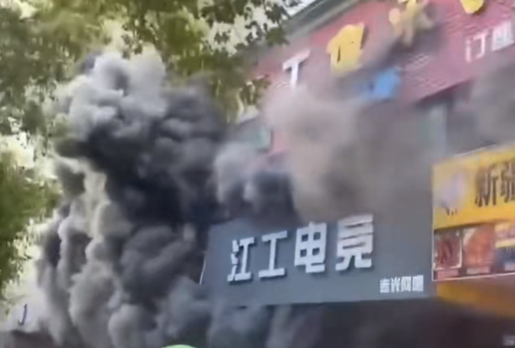 起火建築1樓為網咖。(翻攝自微博)