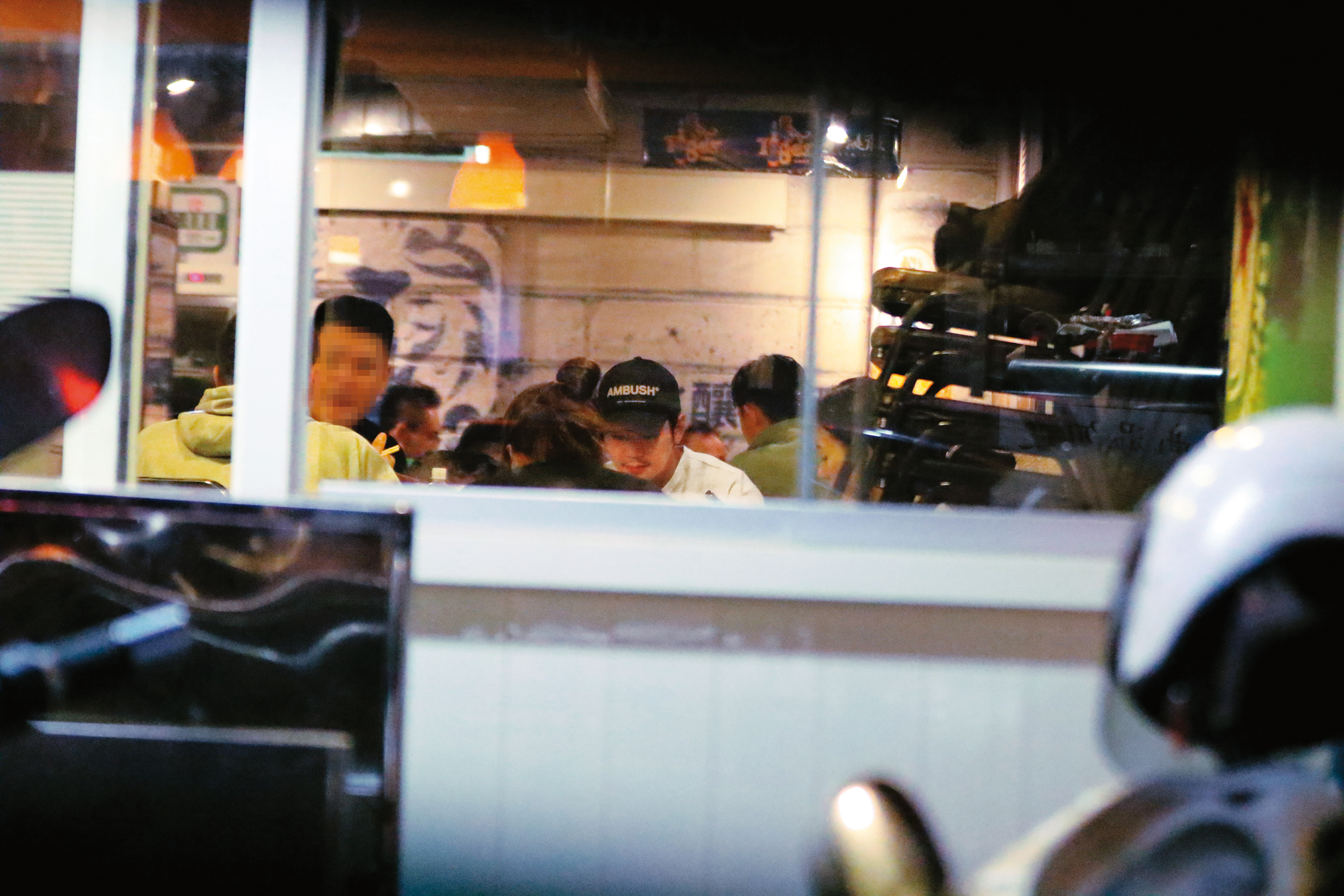 11月29日19：30，禾浩辰現身北市八德路欣海岸餐廳用餐。（圖／鏡週刊提供）