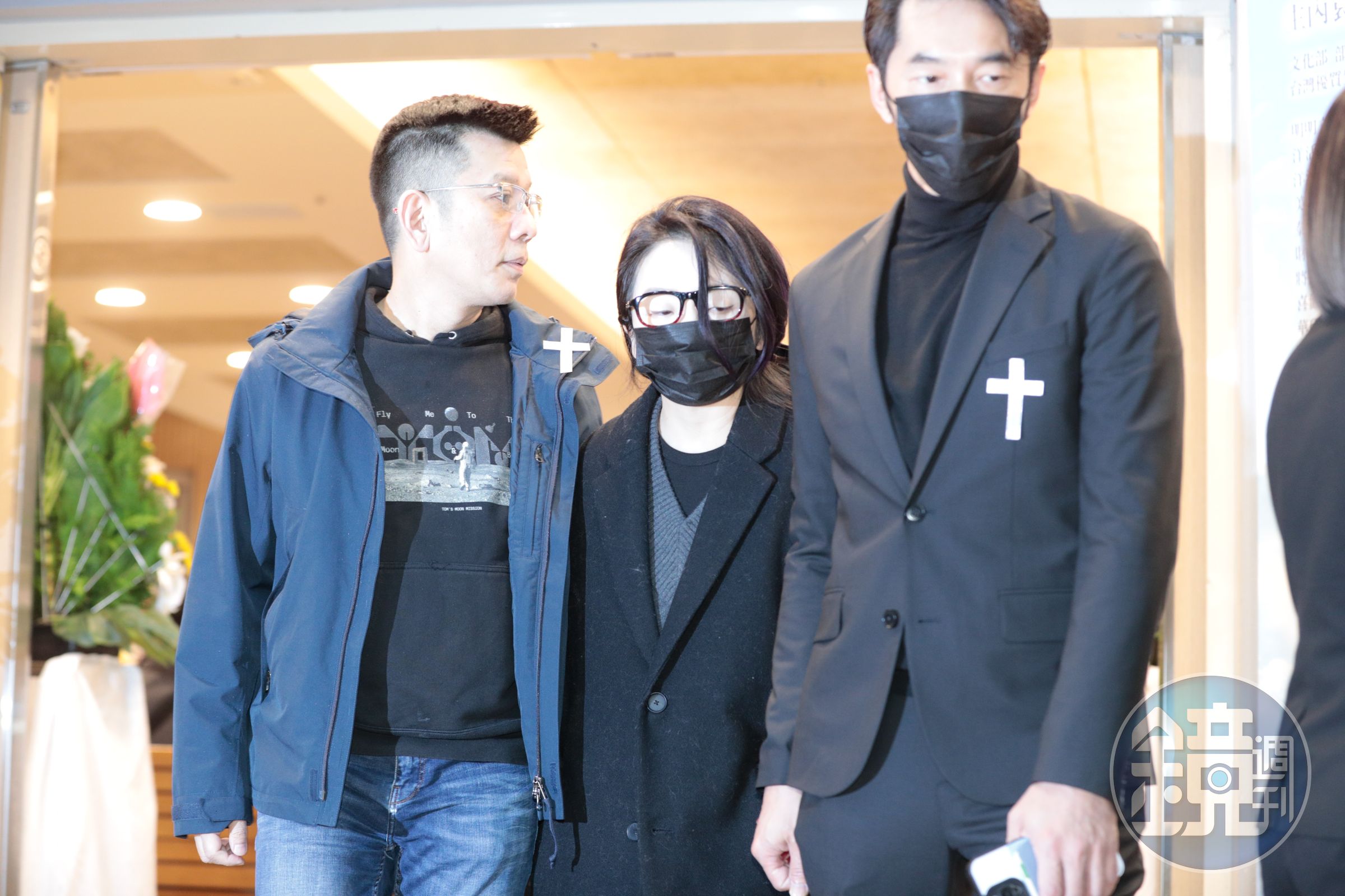 陳子鴻（左起）、陶晶瑩與李李仁現身送別好友。