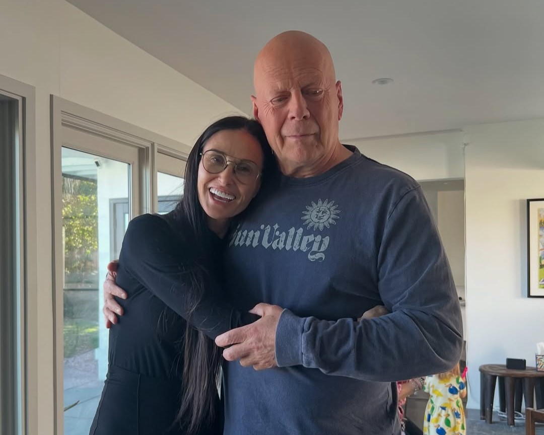 黛咪摩爾（左）今年3月曾貼出與布魯斯威利（右）合照，為他過生日。（翻攝demimoore IG）