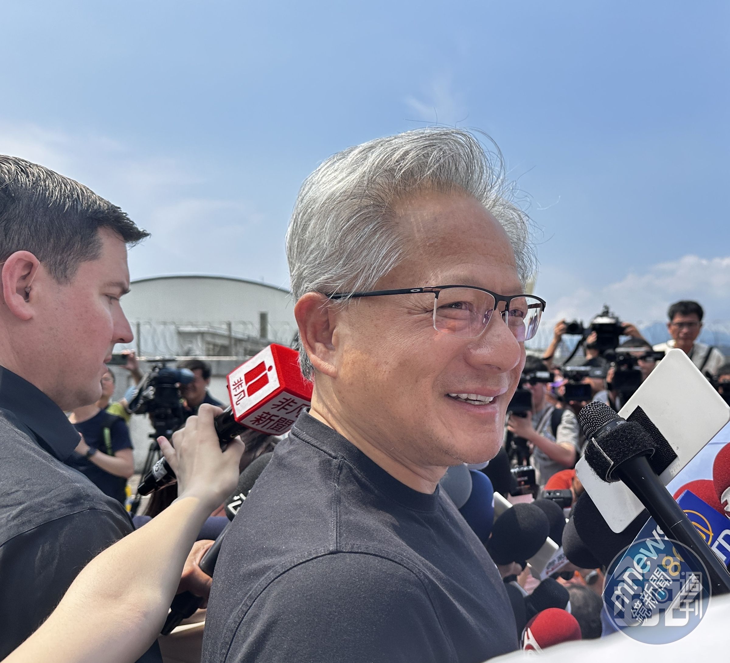 輝達執行長黃仁勳今天抵台，心心念念著該剪頭髮，隨後直奔位在松山區的美髮店。