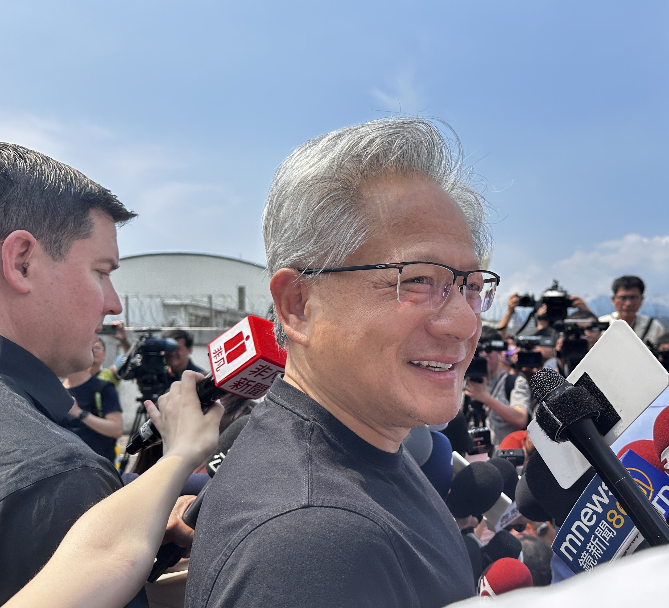 輝達執行長黃仁勳今天抵台，心心念念著該剪頭髮，隨後直奔位在松山區的美髮店。