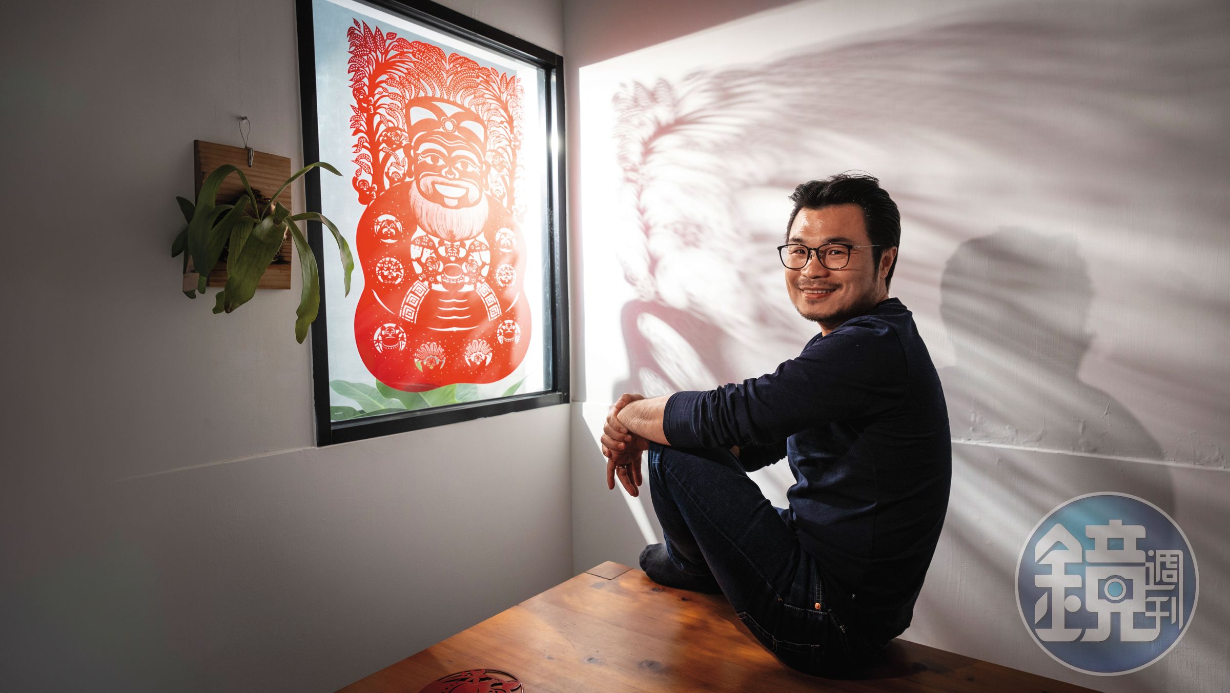窗上的作品是《伯公的祝福》,伯公為土地公的客語,楊士毅說,土地公為人們生養萬物、承載生活,人們若能讓自己幸福、讓社會美好,就是對土地公最好的感謝,提醒大家不要忘記這片土地提供給的一切。