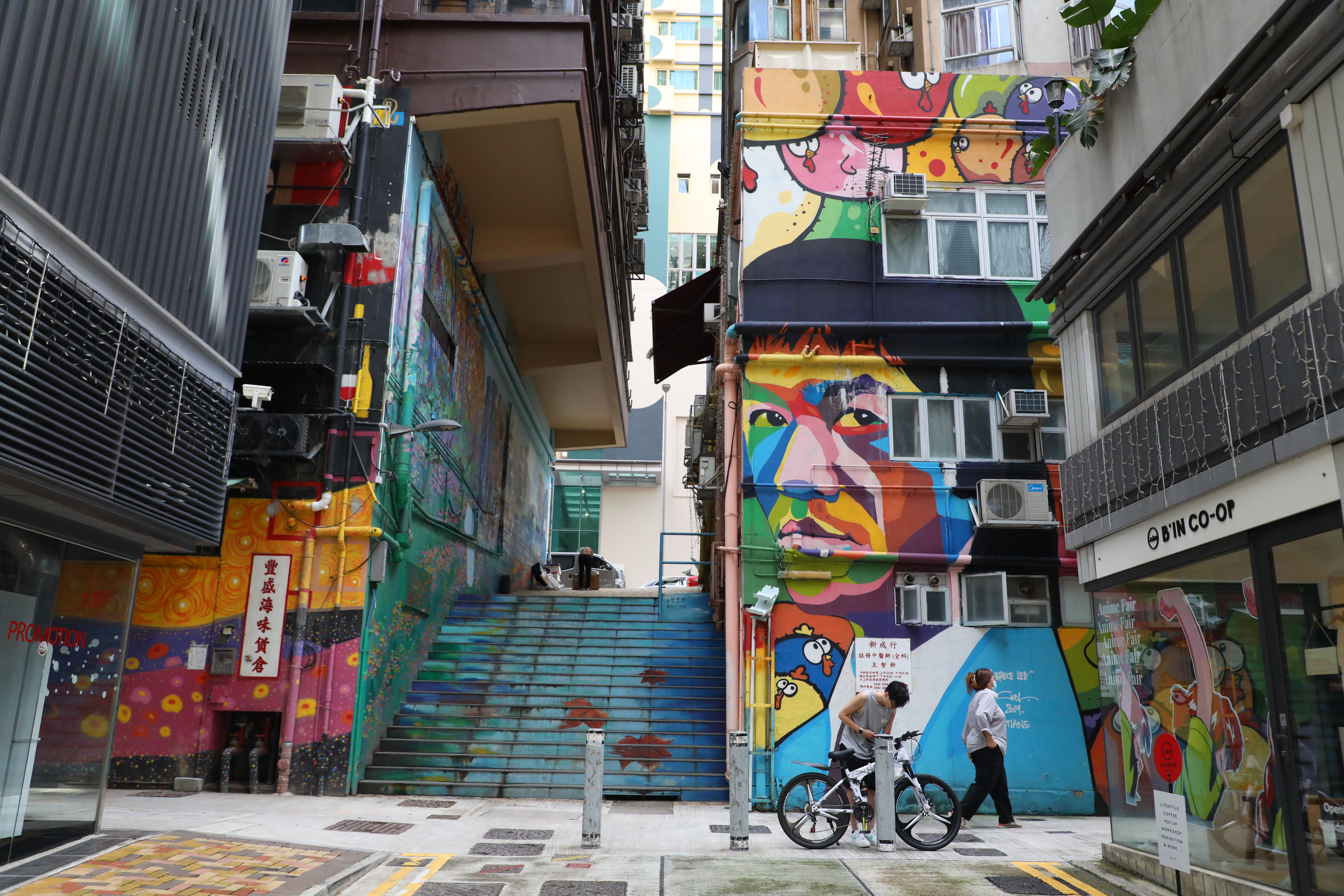 舊社區「藝里坊」活化成SOHO壁畫村，吸引大批遊客前往打卡拍照。