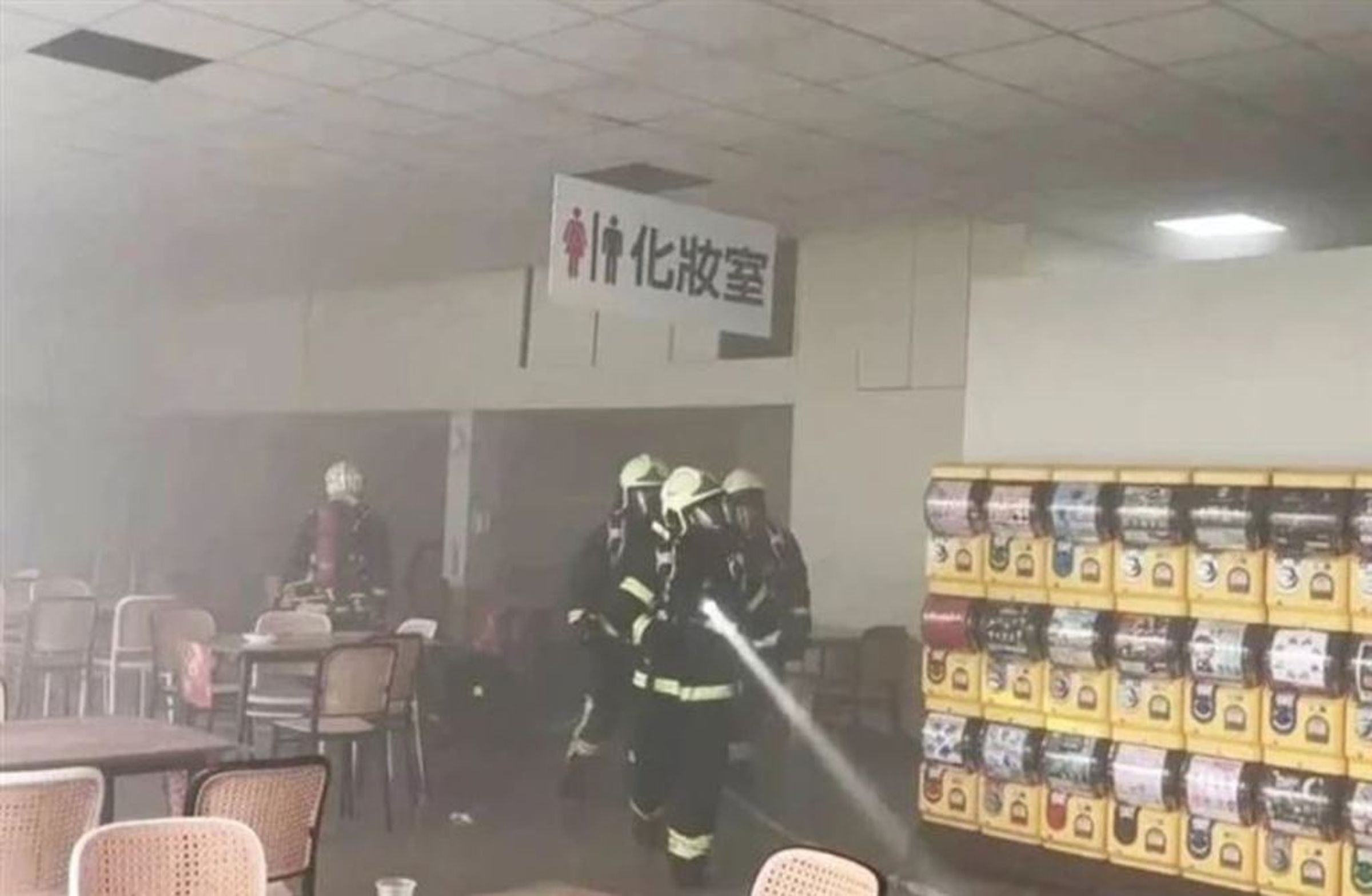 消防人員不到20分鐘撲滅火勢，初步研判疑似排油煙機冒出火煙。（翻攝畫面）