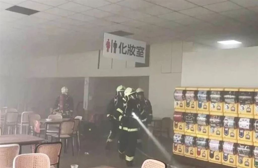 消防人員不到20分鐘撲滅火勢,初步研判疑似排油煙機冒出火煙。(翻攝畫面)