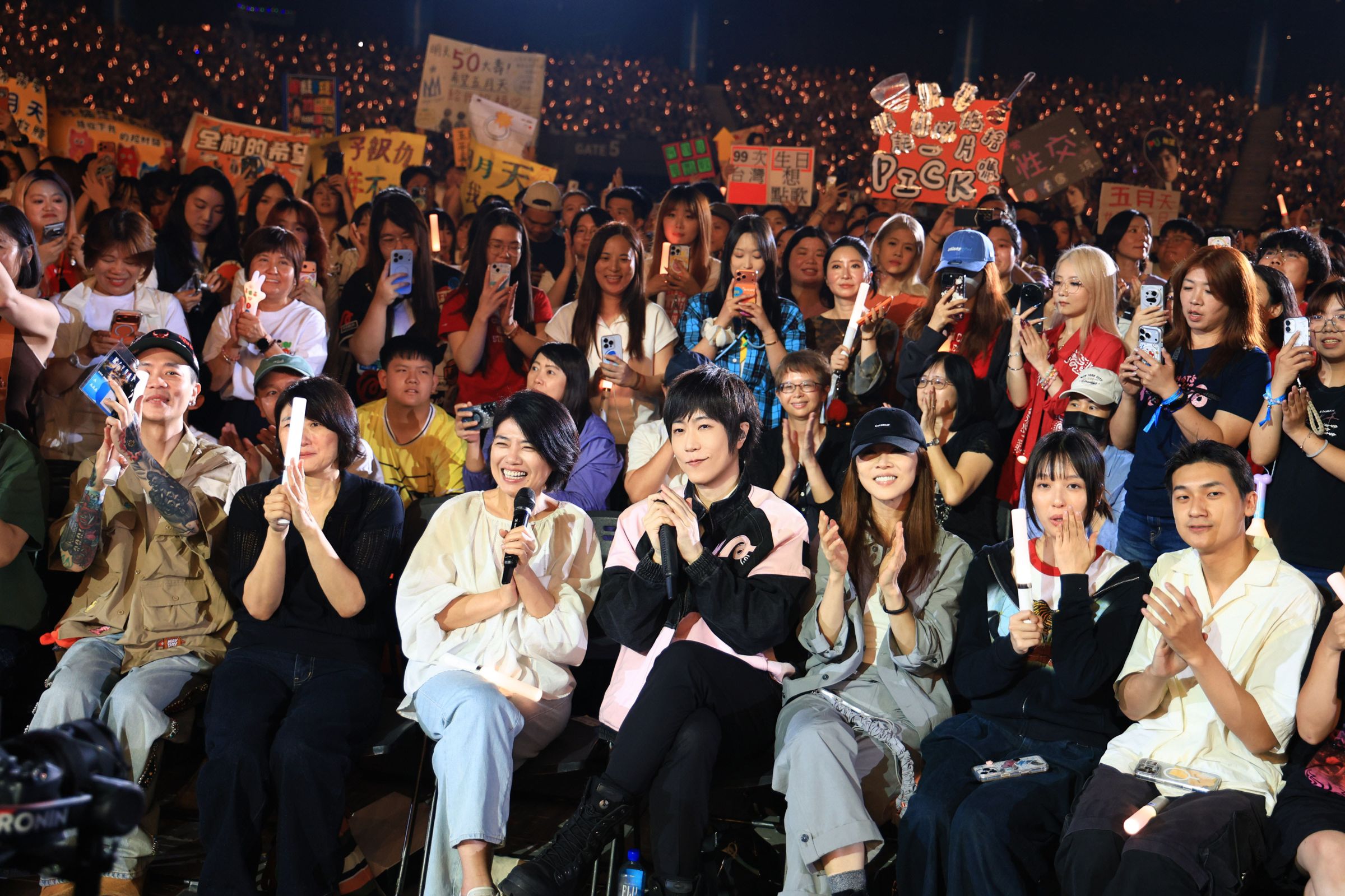 《欠你的那場婚禮》導演嚴藝文、演員謝盈萱、王渝萱、裴子齊也來看五月天。(相信音樂提供)