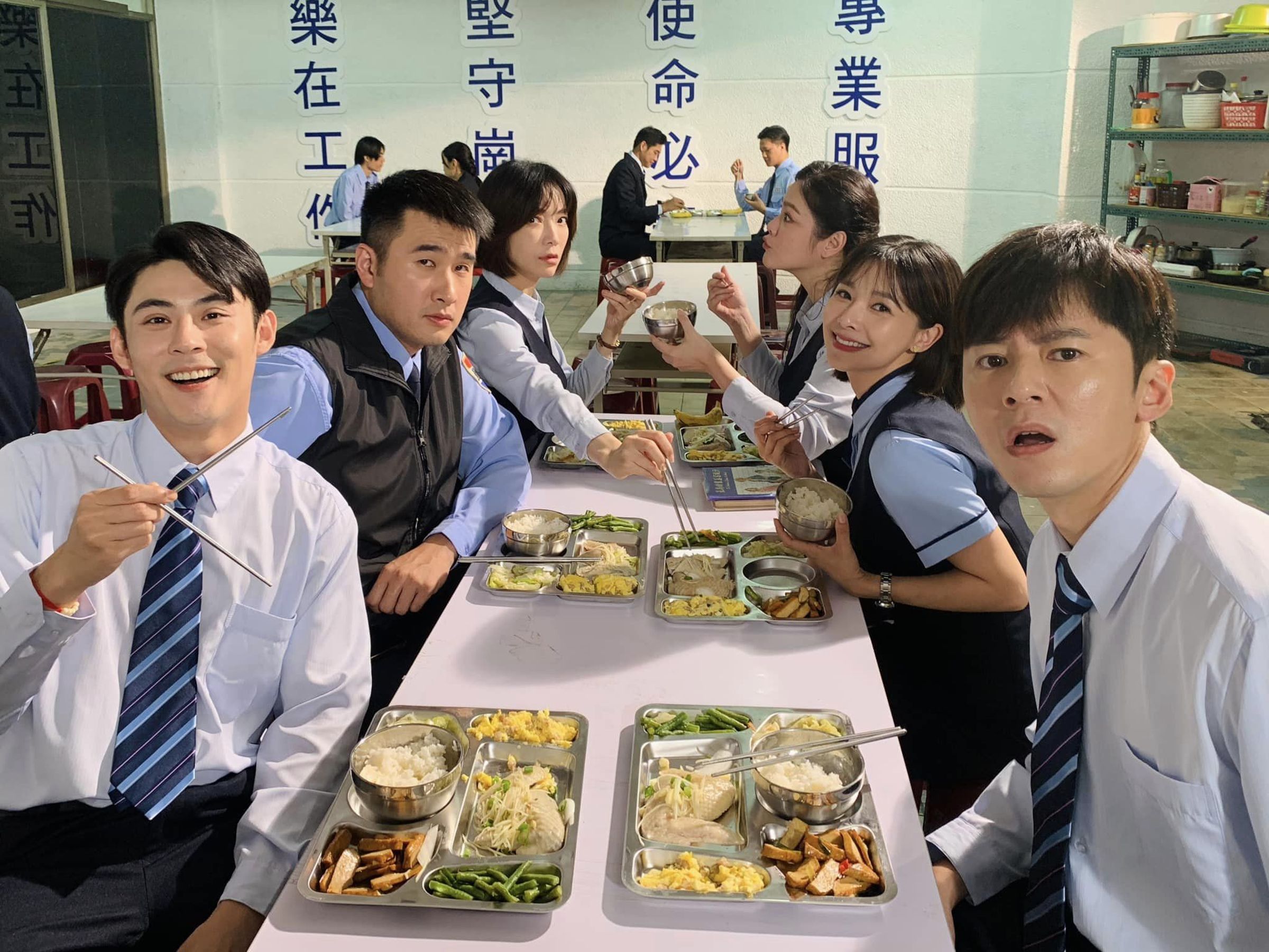 中視《開創者》劇中有場在食堂戲份,大家即興互動自然有趣。右側由前至後李國毅、吳婉君、陳翊萱; 左側由前至後陳奕林曜晟、蔡淑臻。(翻攝自吳婉君Cocco wu 臉書)