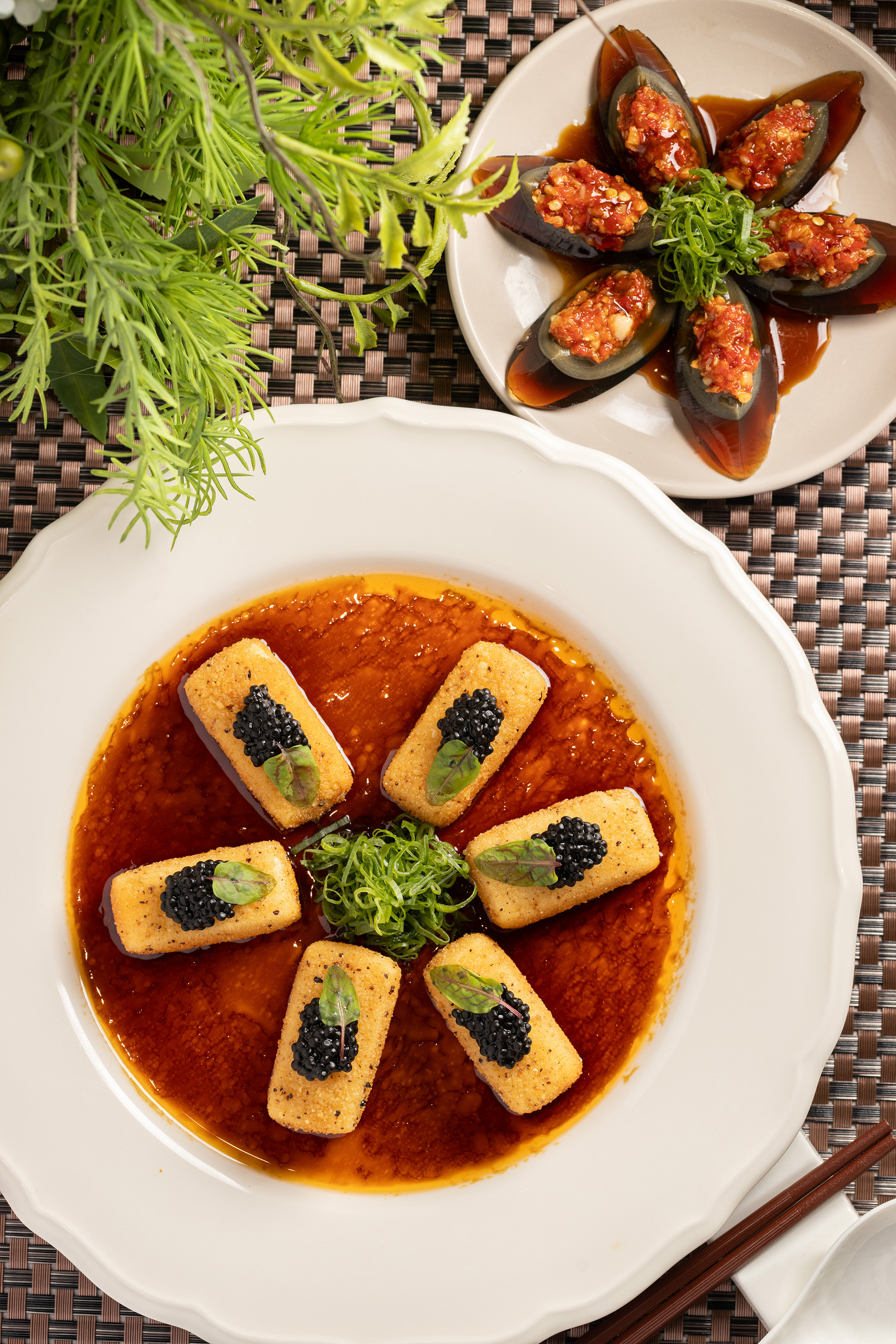 「椒麻脆皮豆腐」(下,320元/份)、「剁椒釀皮蛋」(上,120元/份)都是康主廚十分自豪的創意菜。
