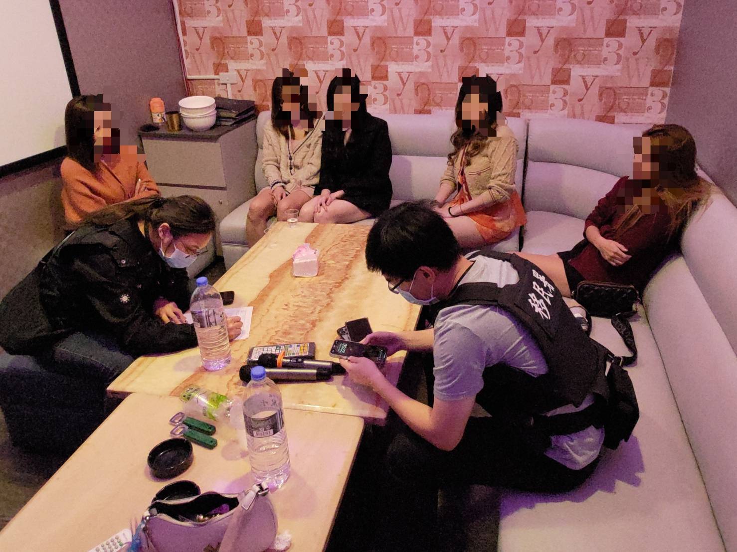 嘉義縣專勤隊至音樂會館及KTV酒店執行搜索，查獲多名外籍女子坐檯陪酒。（移民署提供）