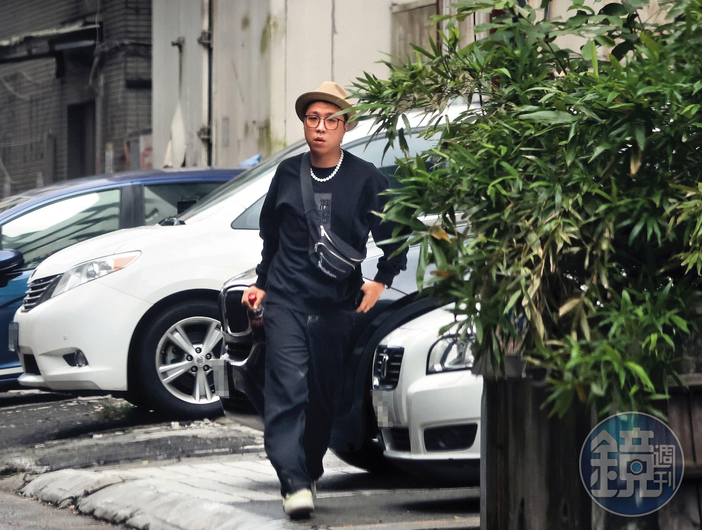 11月7日,14:36,大根被爆已是快2歲男孩的爸,與他懷孕產子的對象是名長榮空姐,在網路上小有名氣。