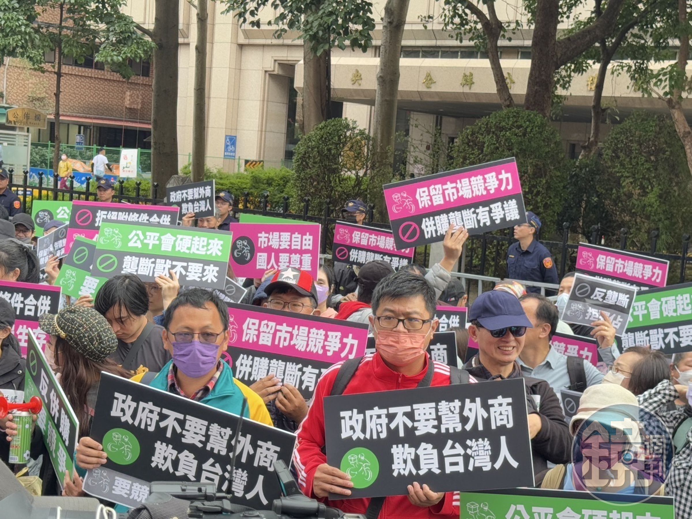 反對兩大外送平台合併，全國外送產業工會號召百人上街頭抗議。