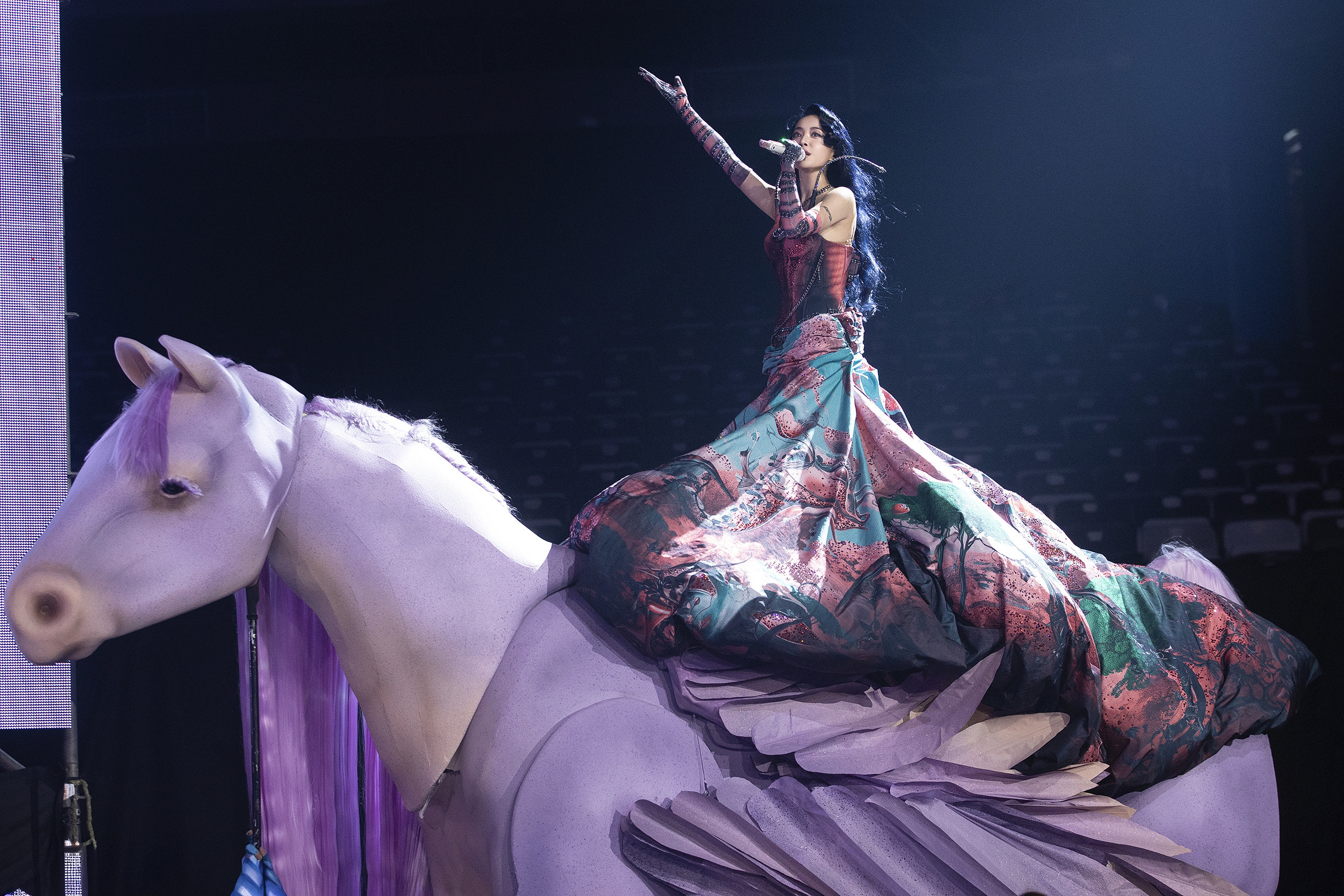 蔡依林登上飛馬繞場一周，氣氛相當歡樂。（凌時差提供）