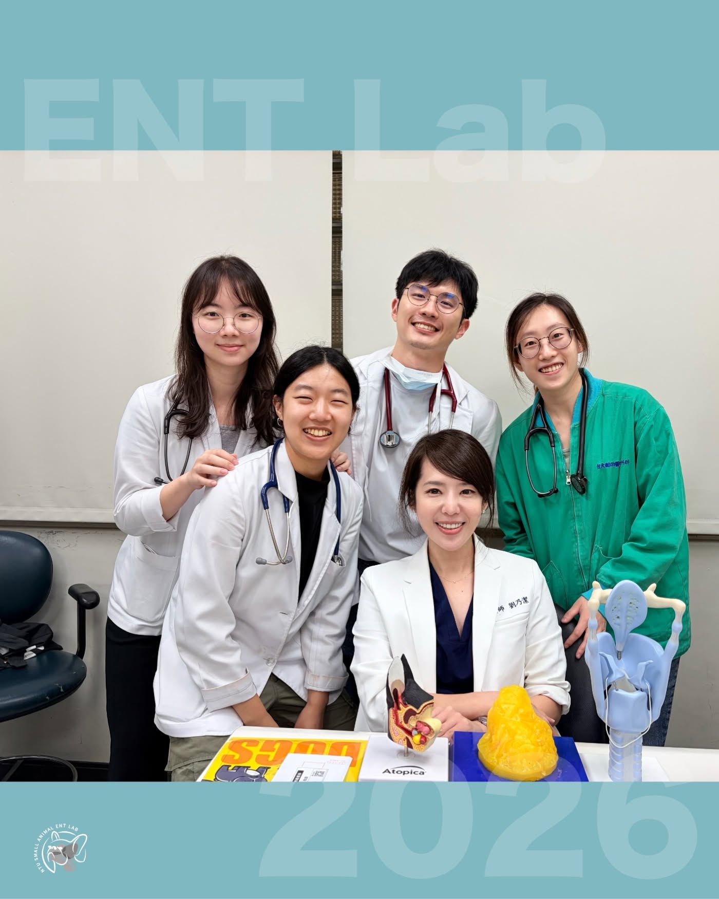 劉乃潔(前排右)目前擔任台大獸醫學系助理教授,和研究生合照掀起網友熱議。(翻攝臺大小動物耳鼻喉暨臨床睡眠研究室臉書)