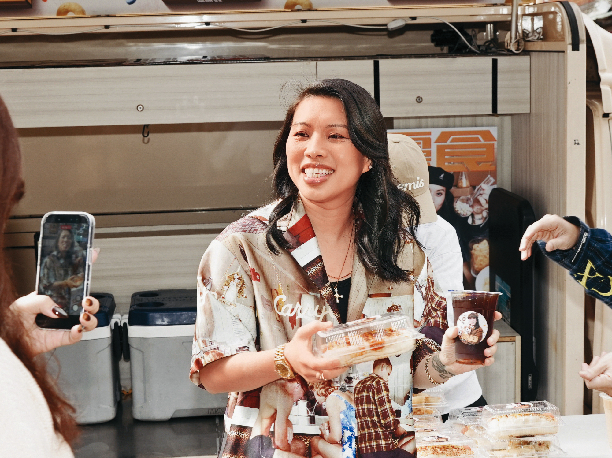 葛仲珊帶著餐車發送心靈美食，這次不送披薩，改送熱狗堡。