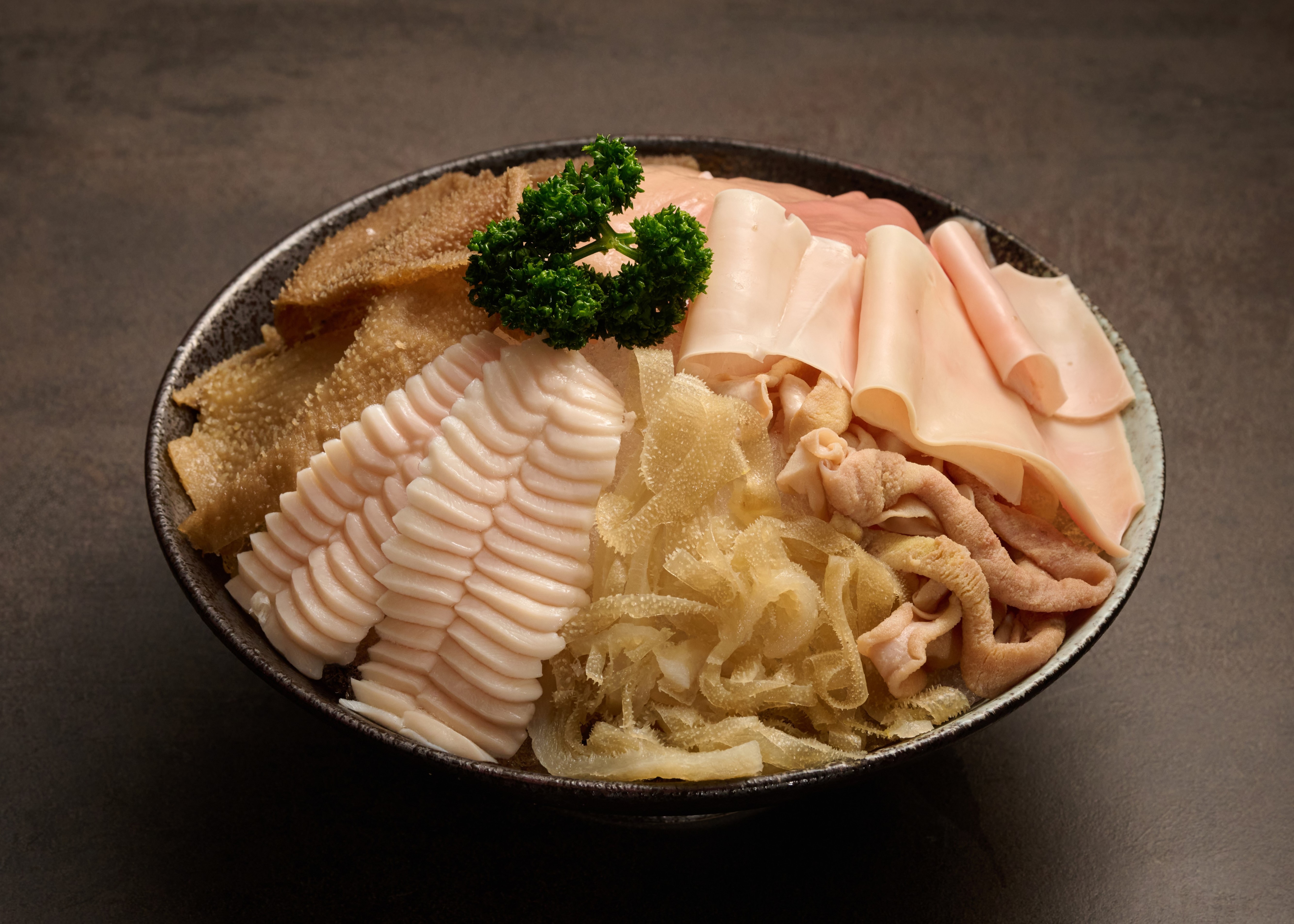嗜辣者必須單點重慶牛油鍋的靈魂鍋料「內臟拼盤」。（緋花提供）