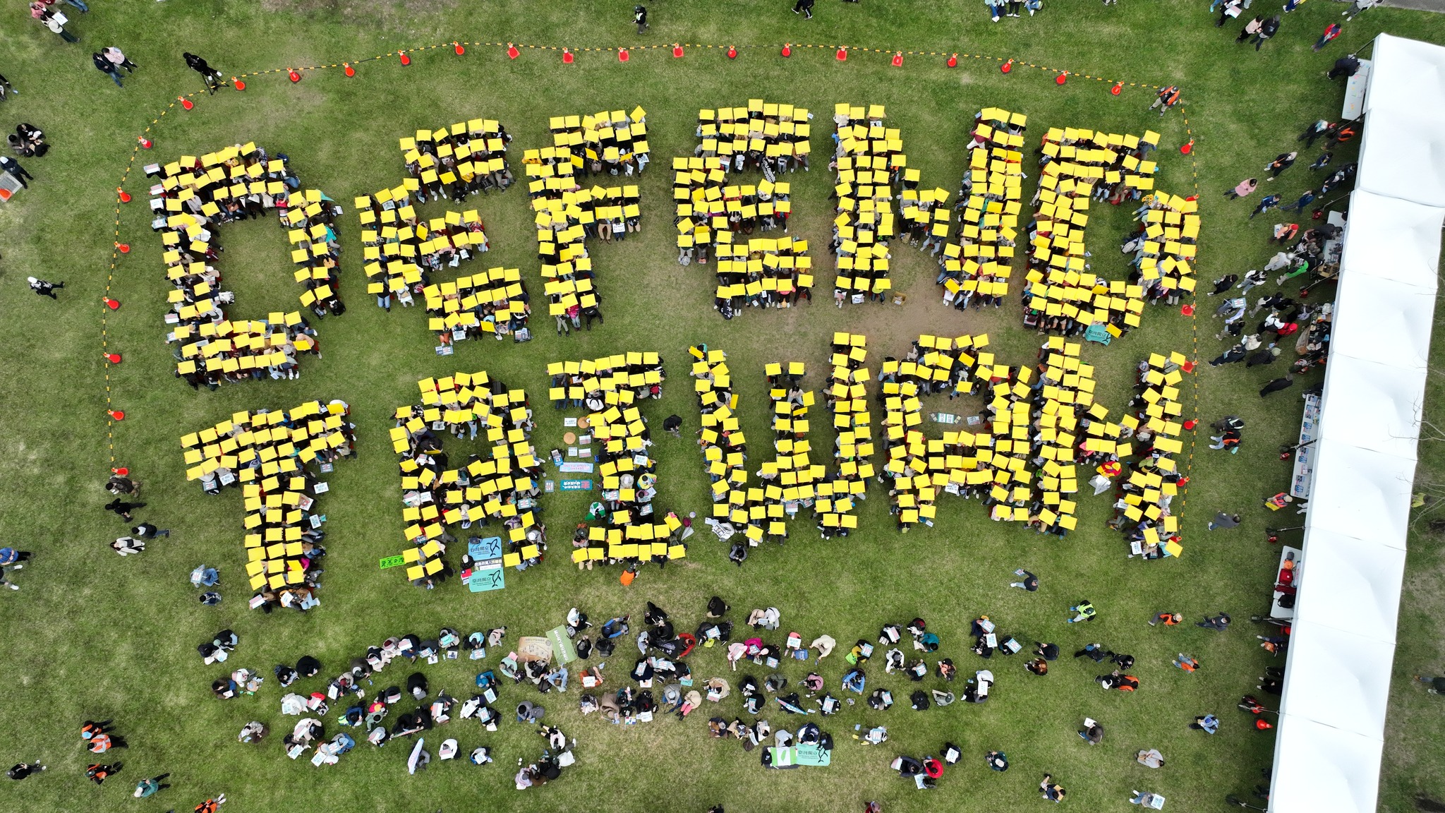 黑熊學院日前舉辦千人排字活動抗中保台，卻遭發現拍攝此相片的空拍機，來自中國品牌大疆。（翻攝黑熊學院臉書）