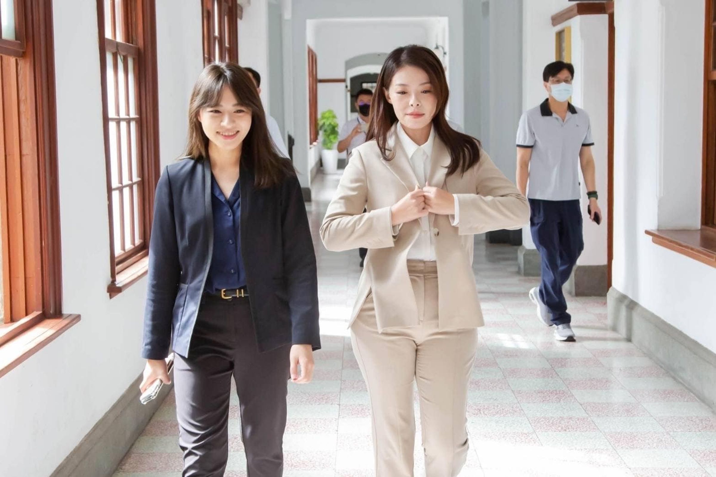 施淑婷(左)將14%連署罷免高虹安(中)的市民比喻為一氧化碳,引發爭議。(翻攝自施淑婷臉書)