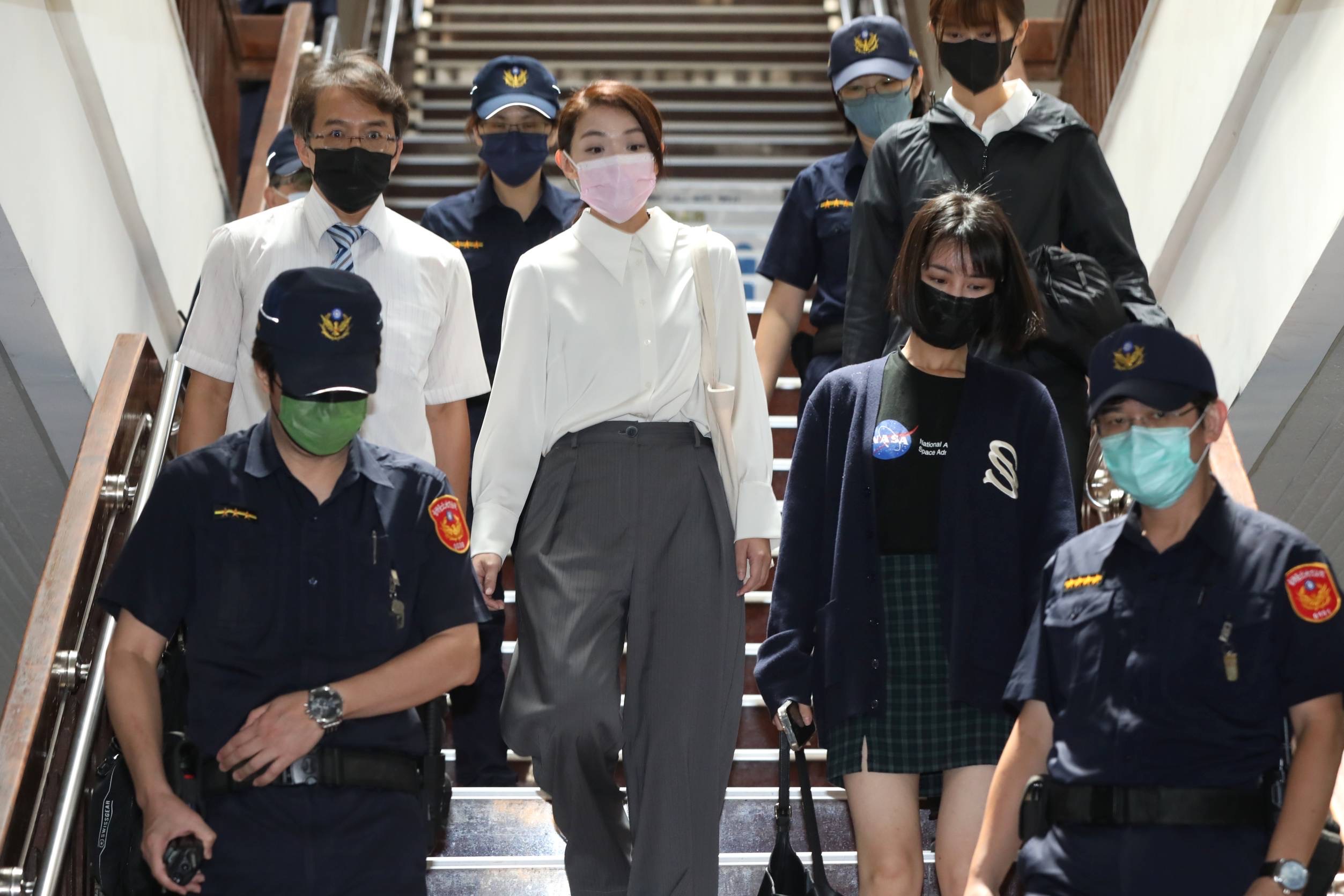 新竹市長高虹安涉貪案將宣判，根據民眾黨的新規定，已遭停權的她，一旦被判貪污有罪未必會被開除黨籍。圖為她出庭畫面。（本刊資料照）