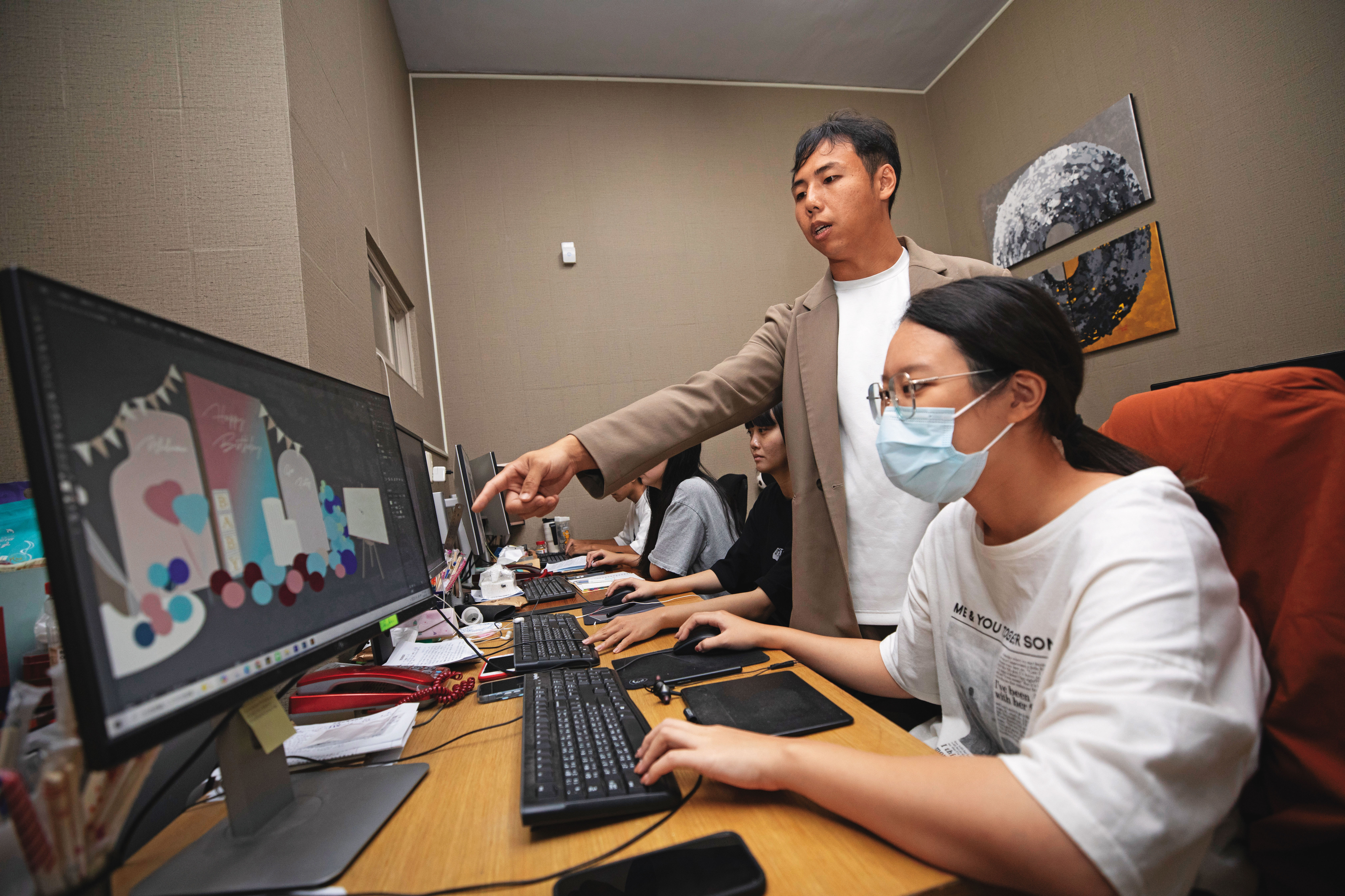李彥儒（左）為了提供一條龍服務的專業品質，聘請正職人員做圖面設計，不發外包。